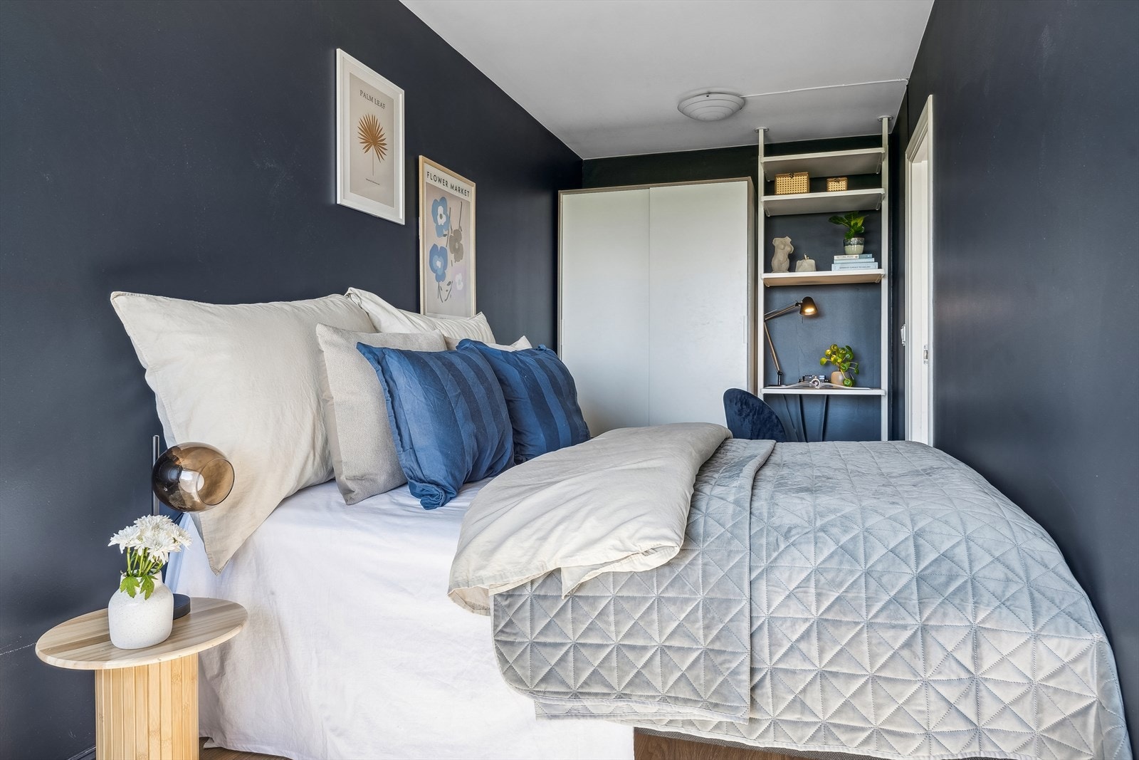 Soverom med to innganger. Garderobeskap samt plass til kontor. Galleribilde