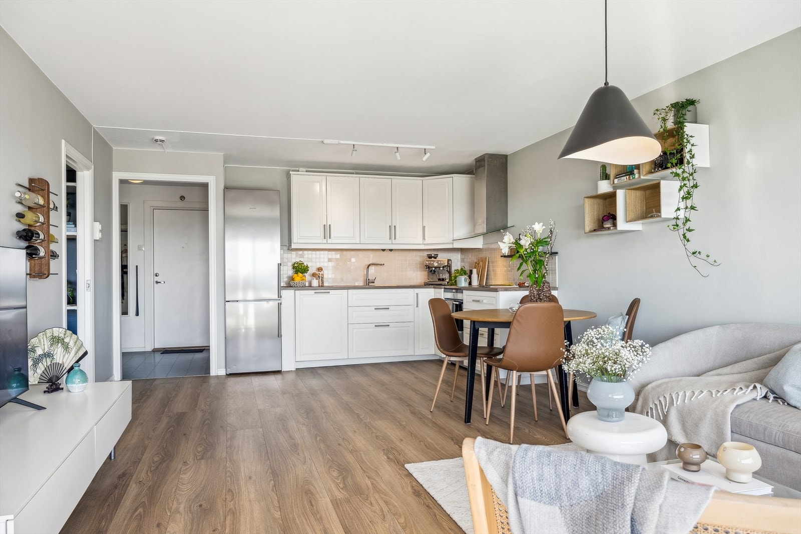 Sosialt rom med stue med åpen kjøkkenløsning. Galleribilde