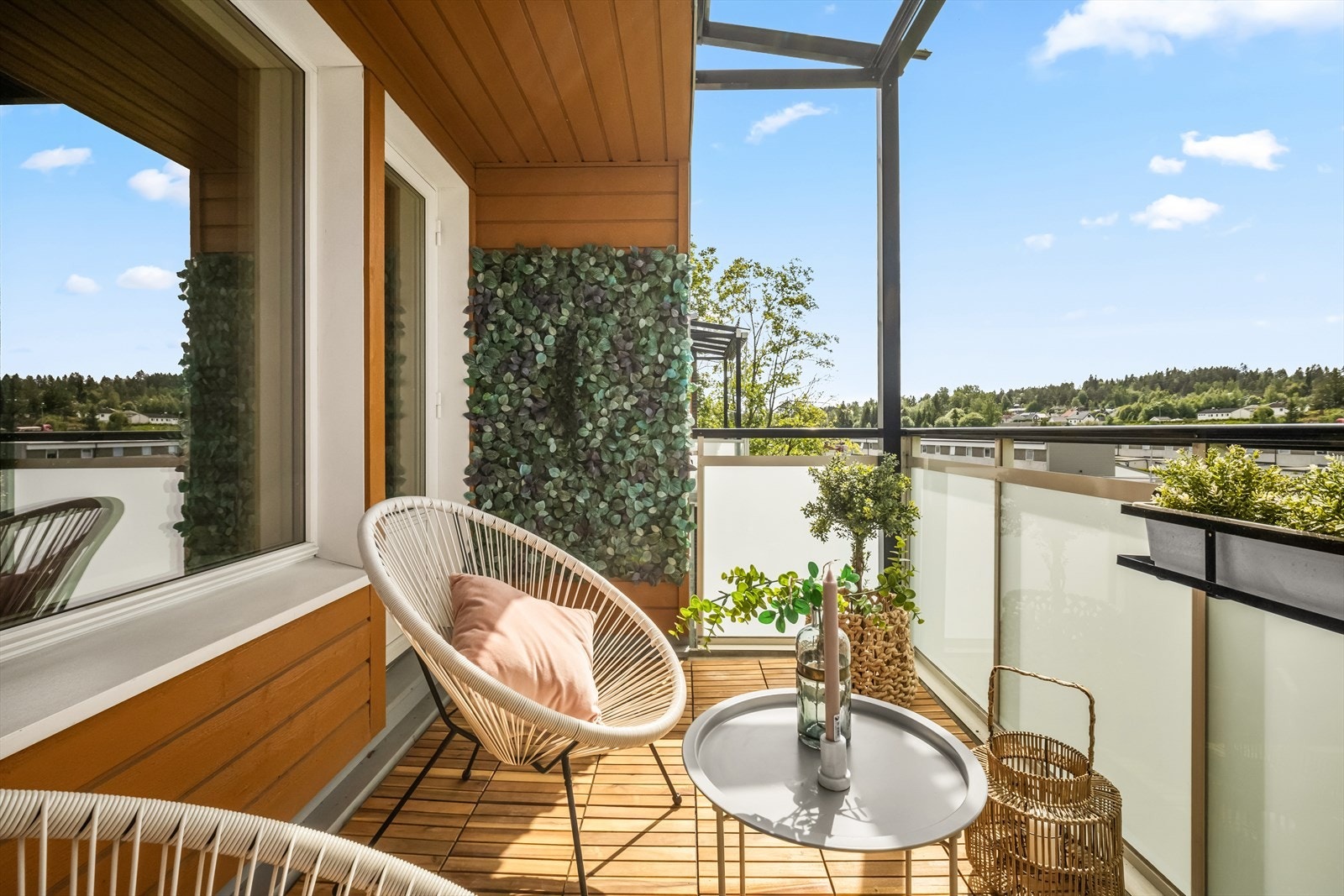 Balkongen er av god størrelse og det er dermed rikelig med plass til ønskelig utemøblement og interiør. Galleribilde