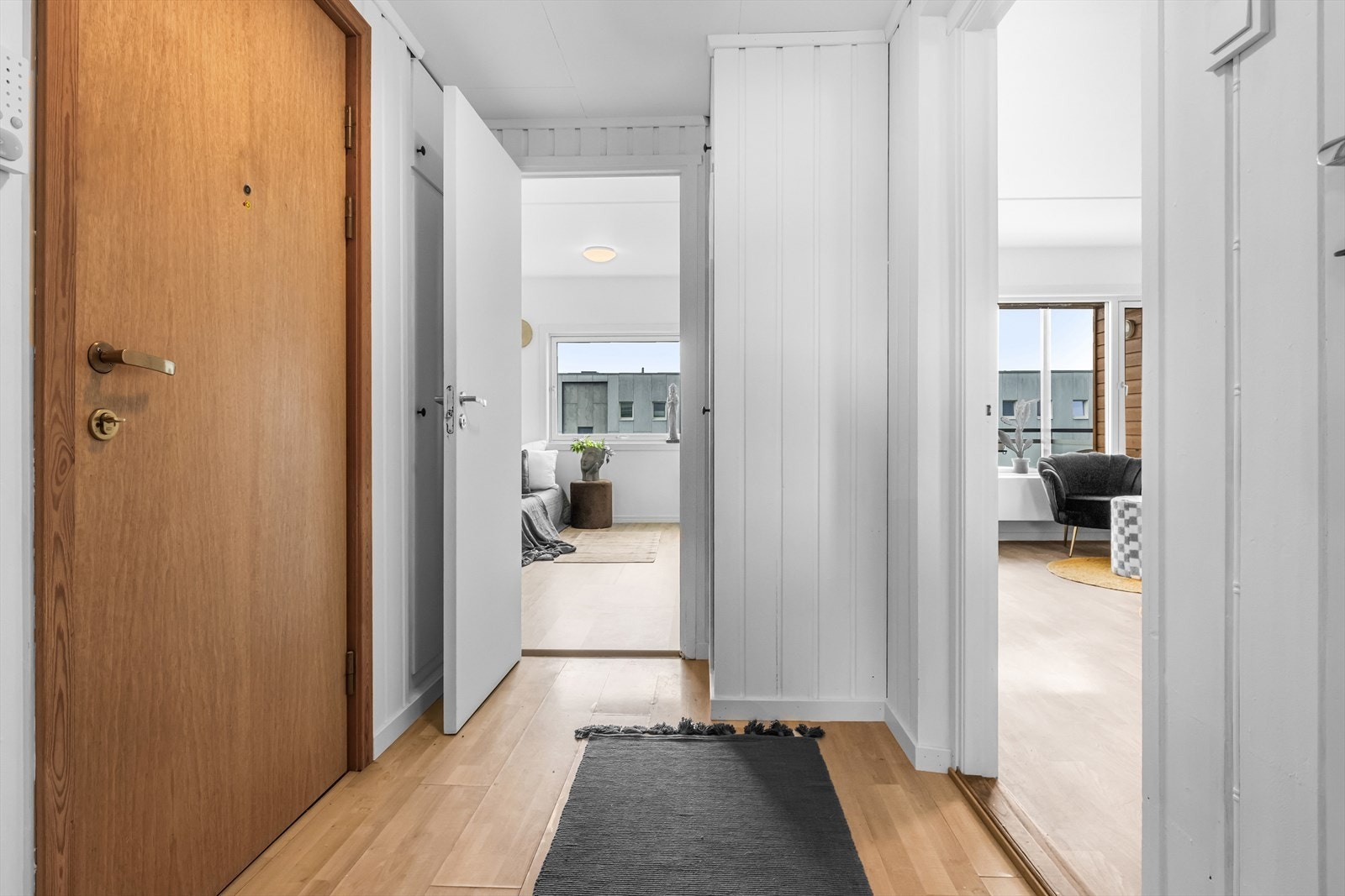 Velkommen inn! Leilighetenes entré gir boligen et godt førsteinntrykk, med mulighet for å henge opp jakker og sette fra seg sko. Galleribilde