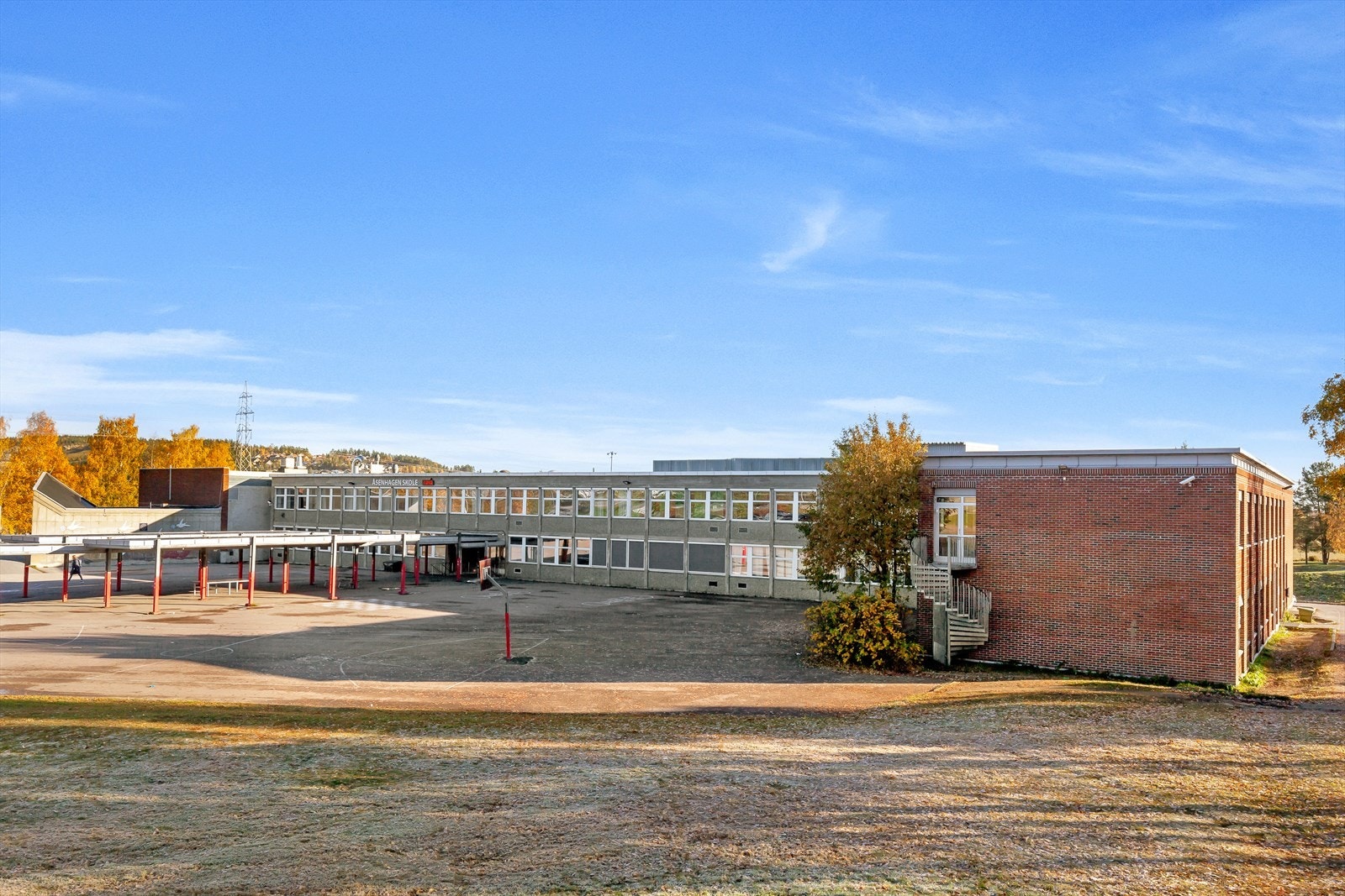 Åsenhagen skole ligger flott til i landlige omgivelser med marka som nærmeste nabo. Galleribilde
