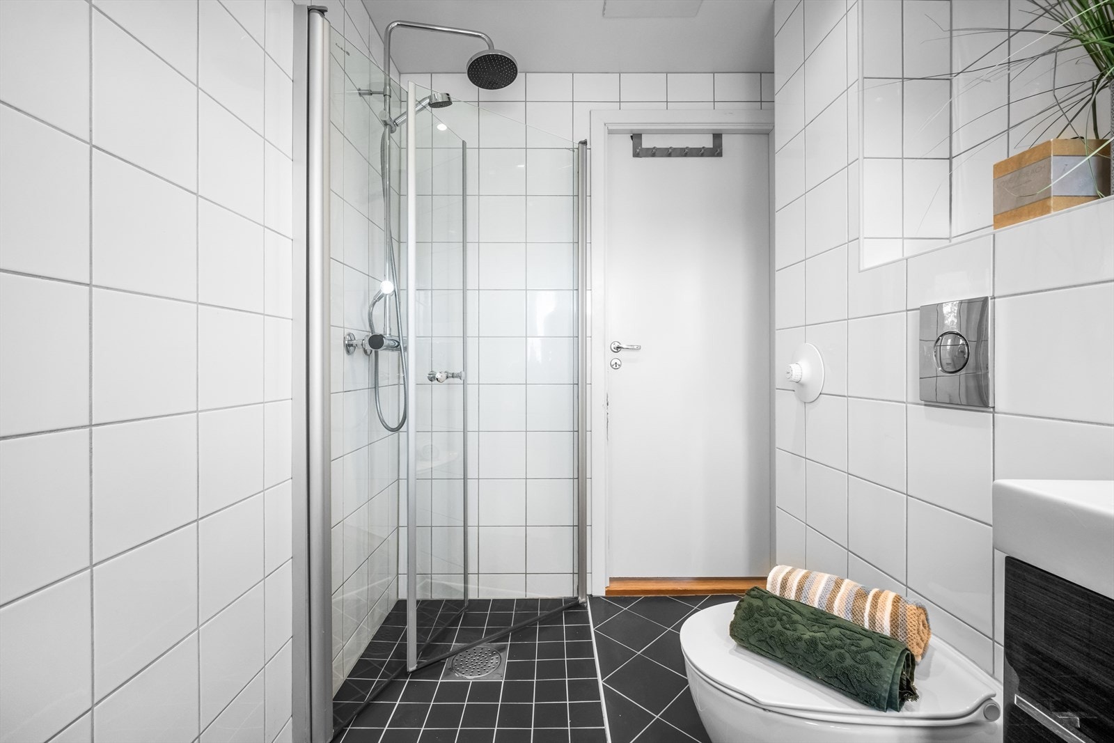 Overflater er utført med flislagte vegger og flislagt gulv med vannbåren varme, samt malt himling med innfelte downlights. Galleribilde