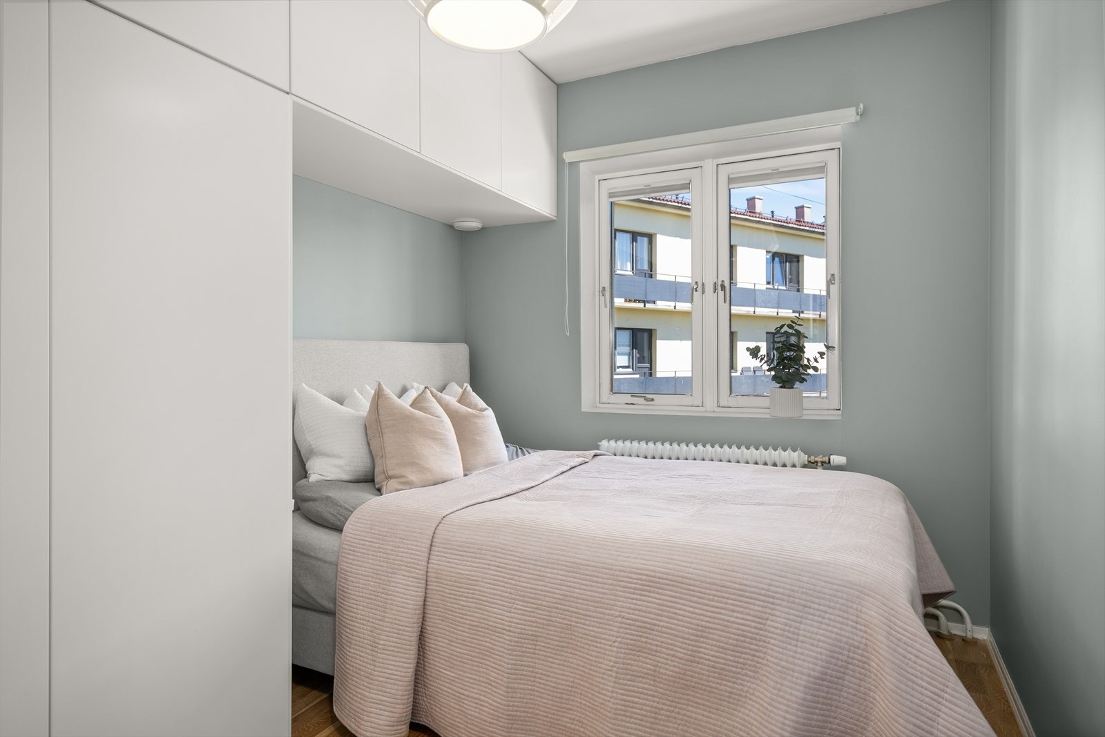 Soverom mot stille bakgård Galleribilde