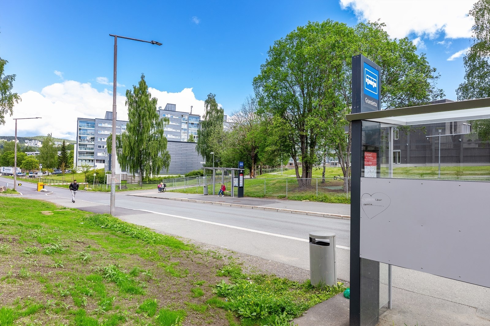 Bussholdeplass rett utenfor med jevnlige adganger store deler av døgnet. Galleribilde