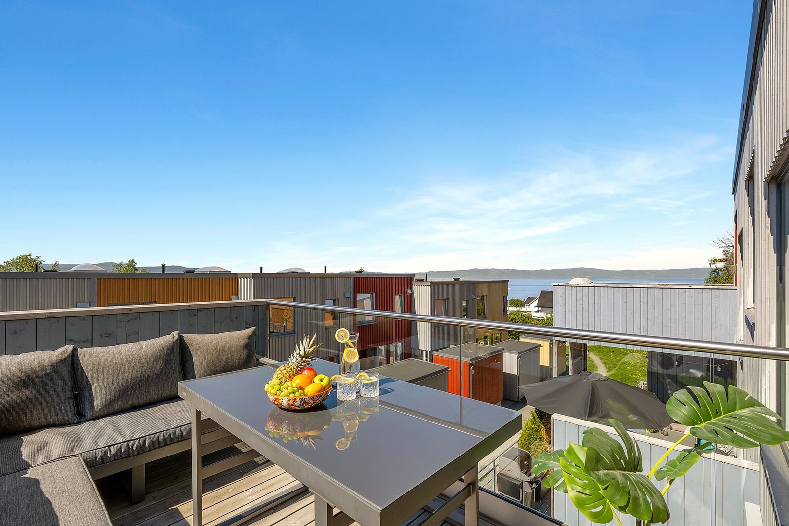 Balkongen er på ca. 9 kvm og har plass til utemøblement og grill e.l. Galleribilde