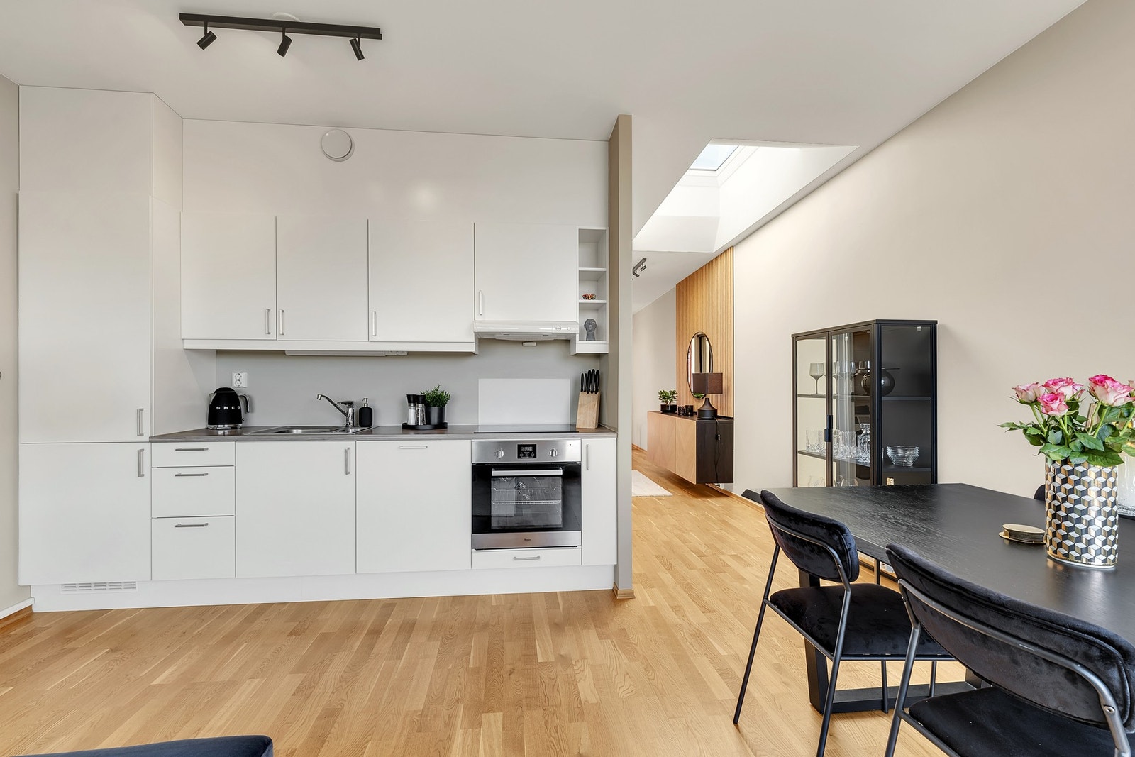 Integrerte hvitevarer på kjøkken. Felleskostnadene inkl. både fjernvarme (varmtvann/oppvarming), TV-pakke/internett og trappevask. Galleribilde