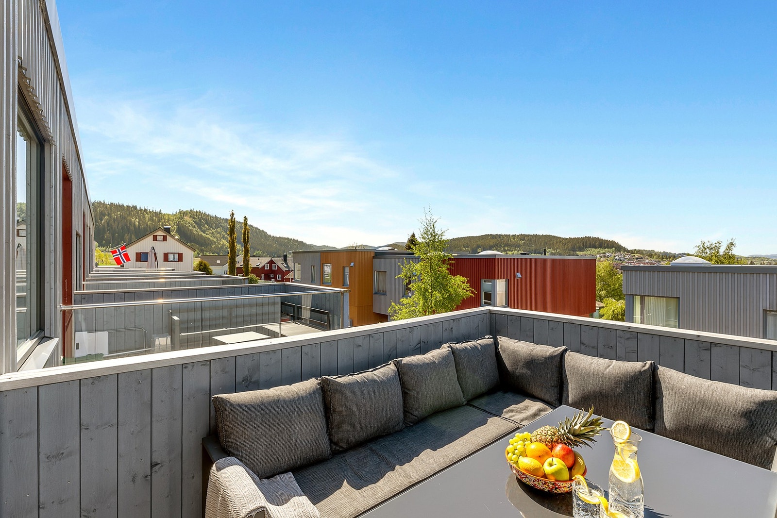 På sommerstid nyter man solen fra ca. 13:00 til solnedgang. Galleribilde