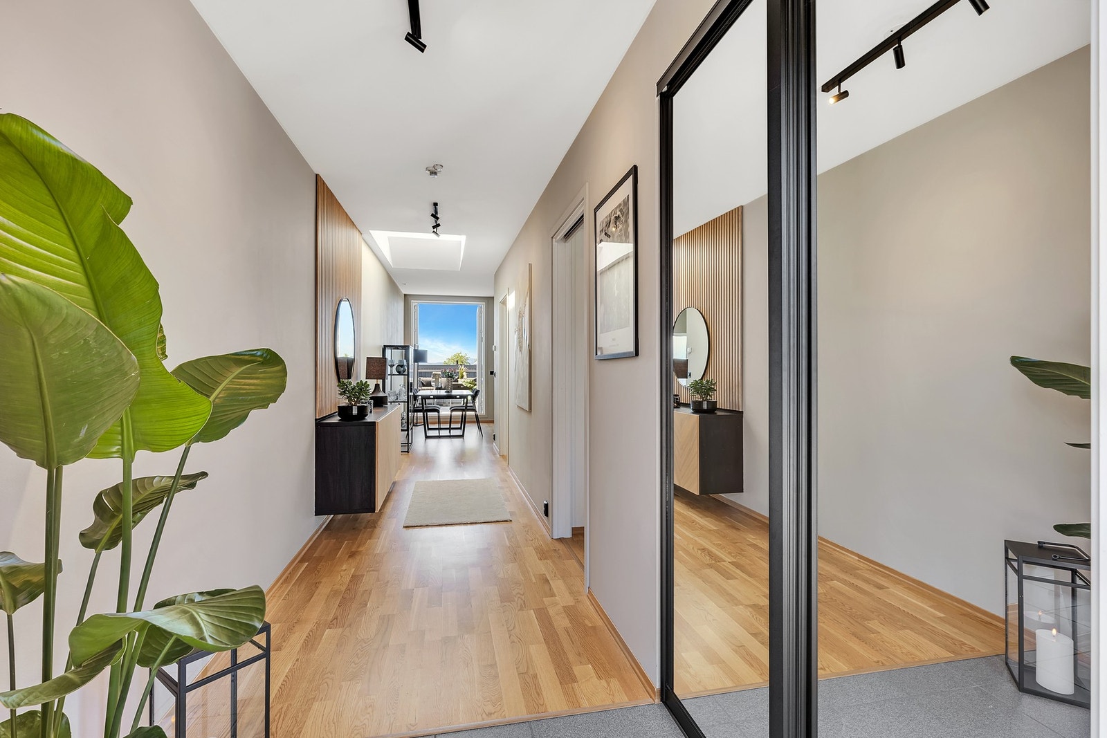 Plassmontert skyvedørsgarderobe med speilfronter i gang. Her har man god plass til å henge fra seg ytterklær og skotøy. Galleribilde