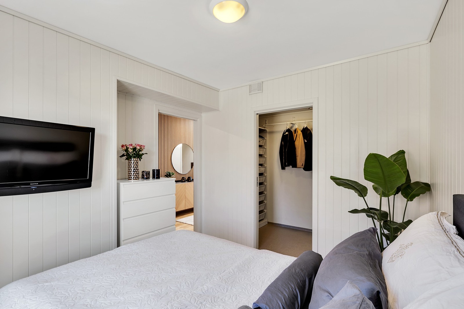 I tilknytning til soverommet finner man den interne boden som er innredet som et walk-in closet. Galleribilde