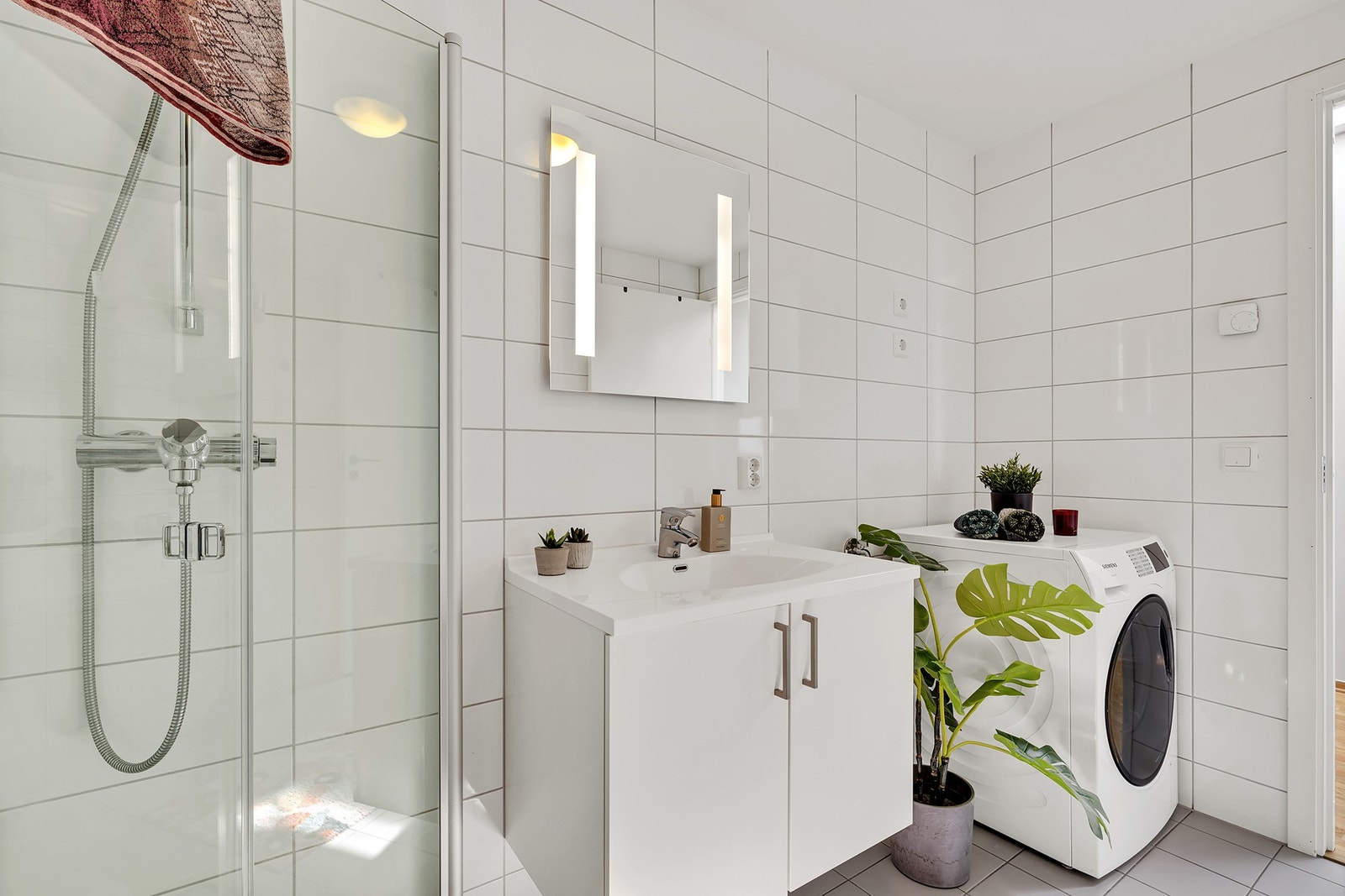 Badet er på ca. 5 kvm og har moderne innredning med skap. Galleribilde