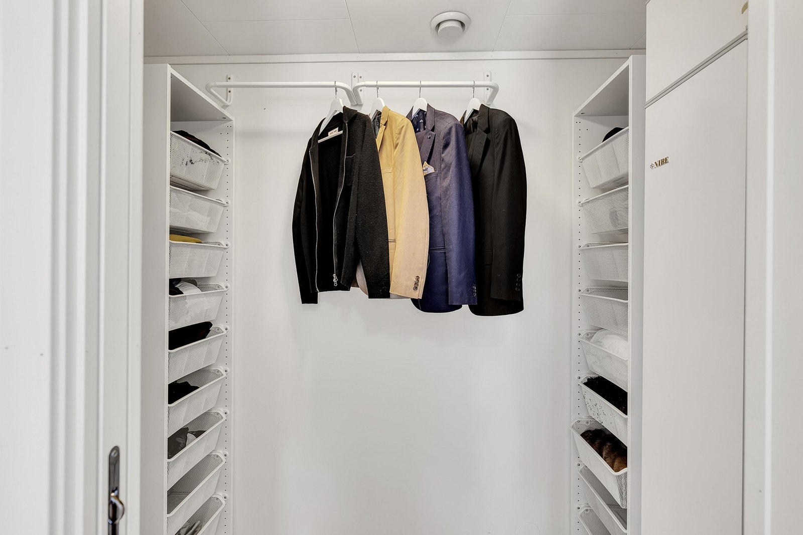 Praktisk bod/walk-in closet. Galleribilde