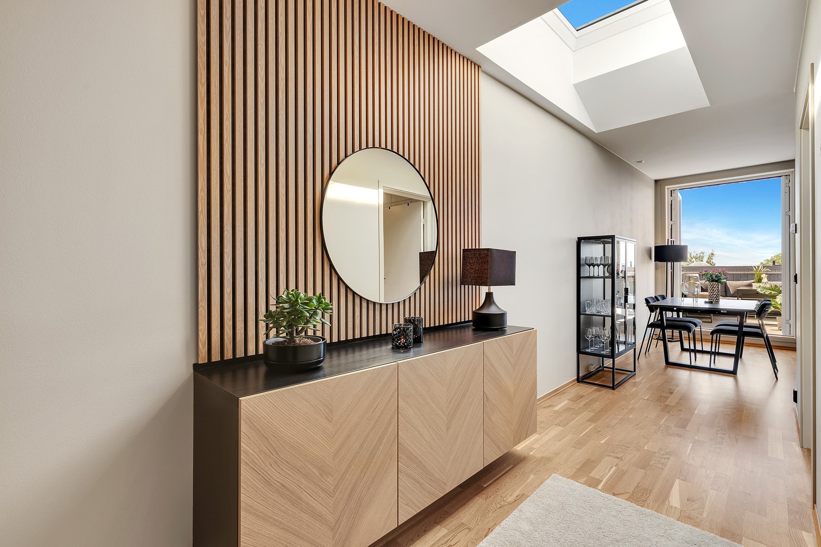 Lysinnslippet fra takvinduet bidrar, sammen med nevnte vindusflater på stue, til en lett atmosfære og en god romfølelse. Galleribilde