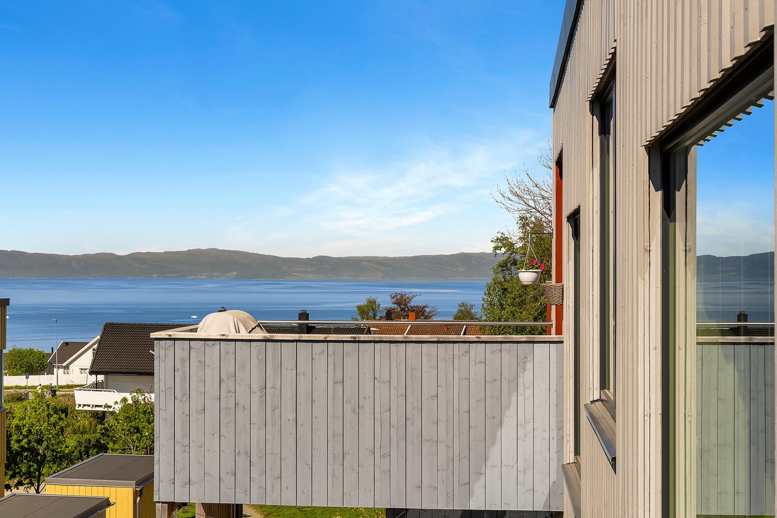 Her nyter man en flott utsikt mot fjord og fjell! Galleribilde