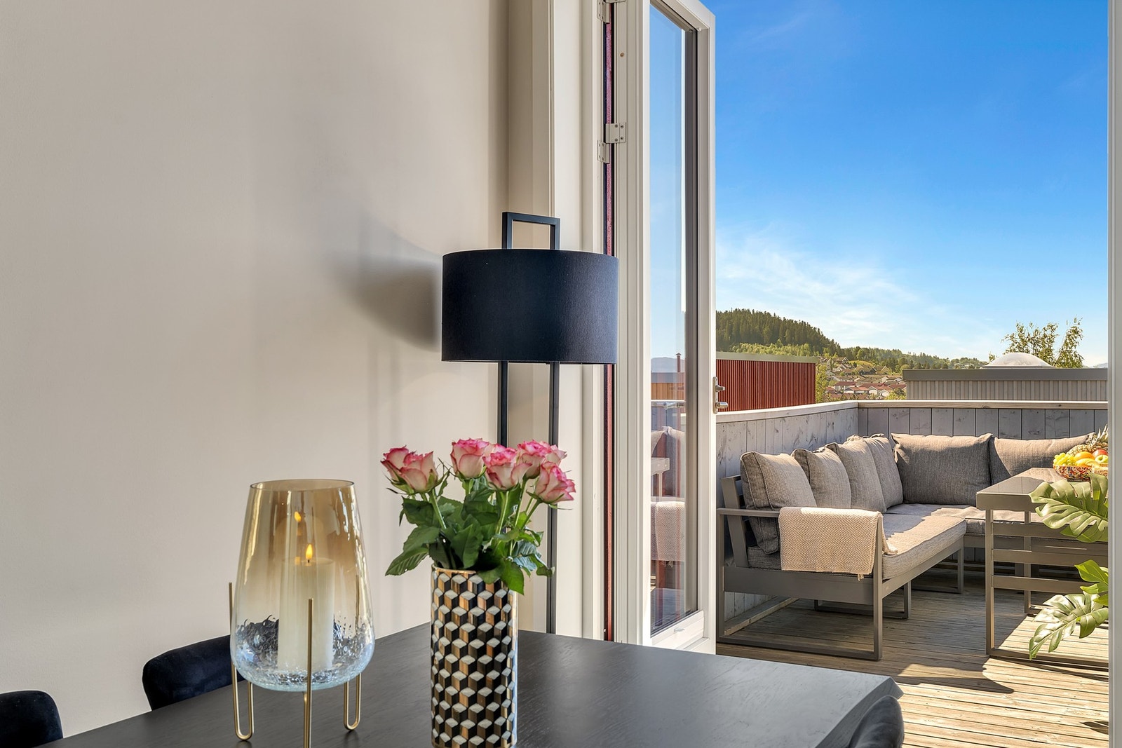 Fra stuen er det utgang via dobbeldører til vestvendt balkong, Galleribilde