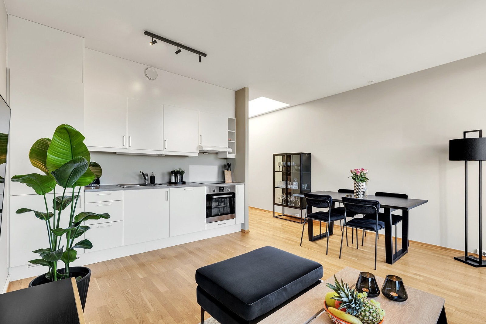 Flott Sigdal-kjøkken. Leiligheten ligger i 2. etasje/øverste etasje og har en praktisk planløsning som gjør den enkel å innrede. Galleribilde