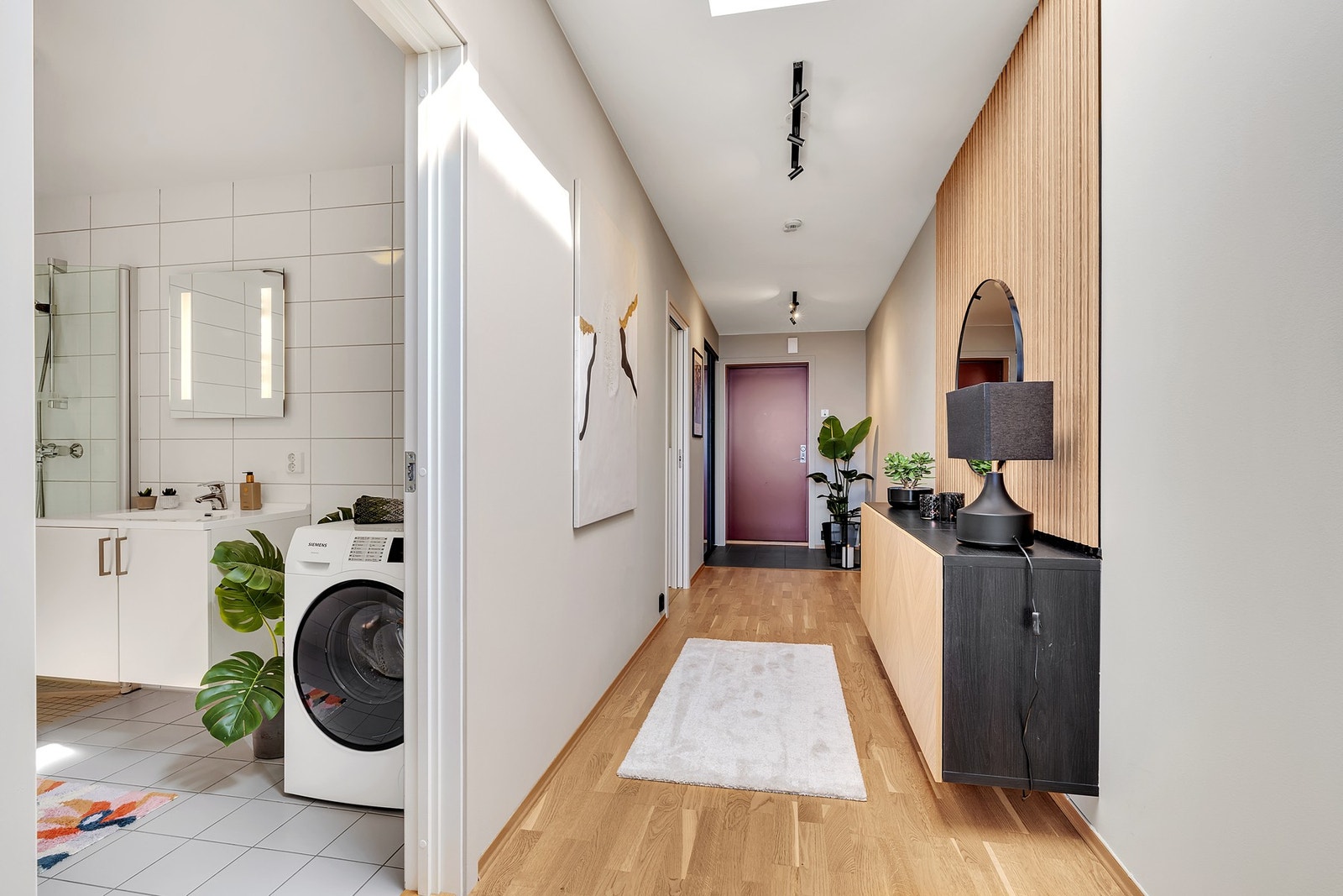 Gang sett mot bad og inngangsparti. Galleribilde