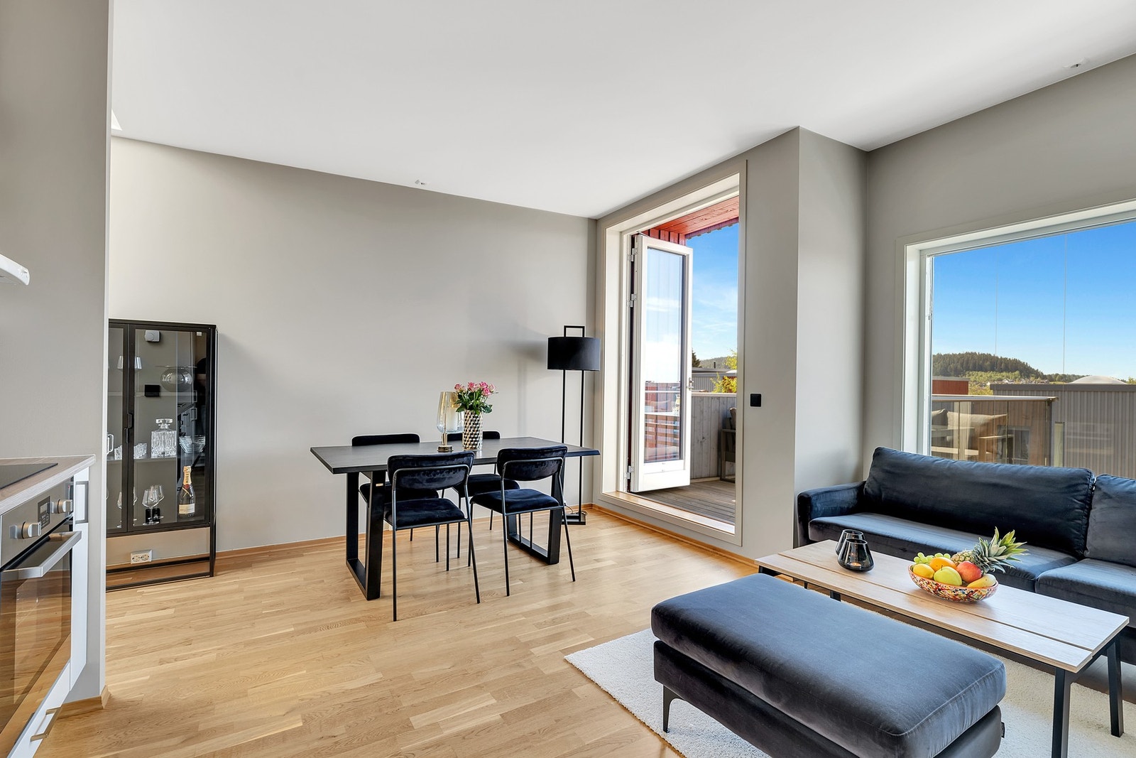 Store vindusflater gir rikelig med naturlig lysinnslipp. Hele leiligheten er malt i tidsriktige fargetoner. Galleribilde