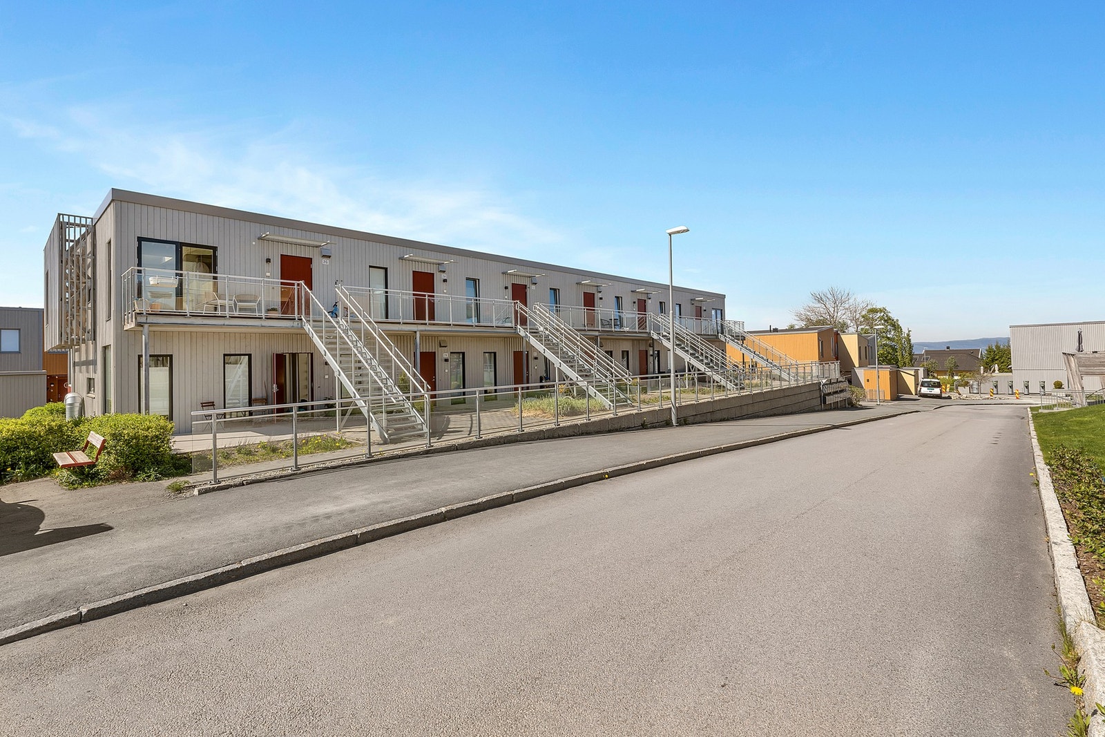 På svalgangen kan man sette opp bord og stoler for å nyte morgen- og formiddagssolen. Egen p-plass m/elbillader i garasjekjeller. Galleribilde