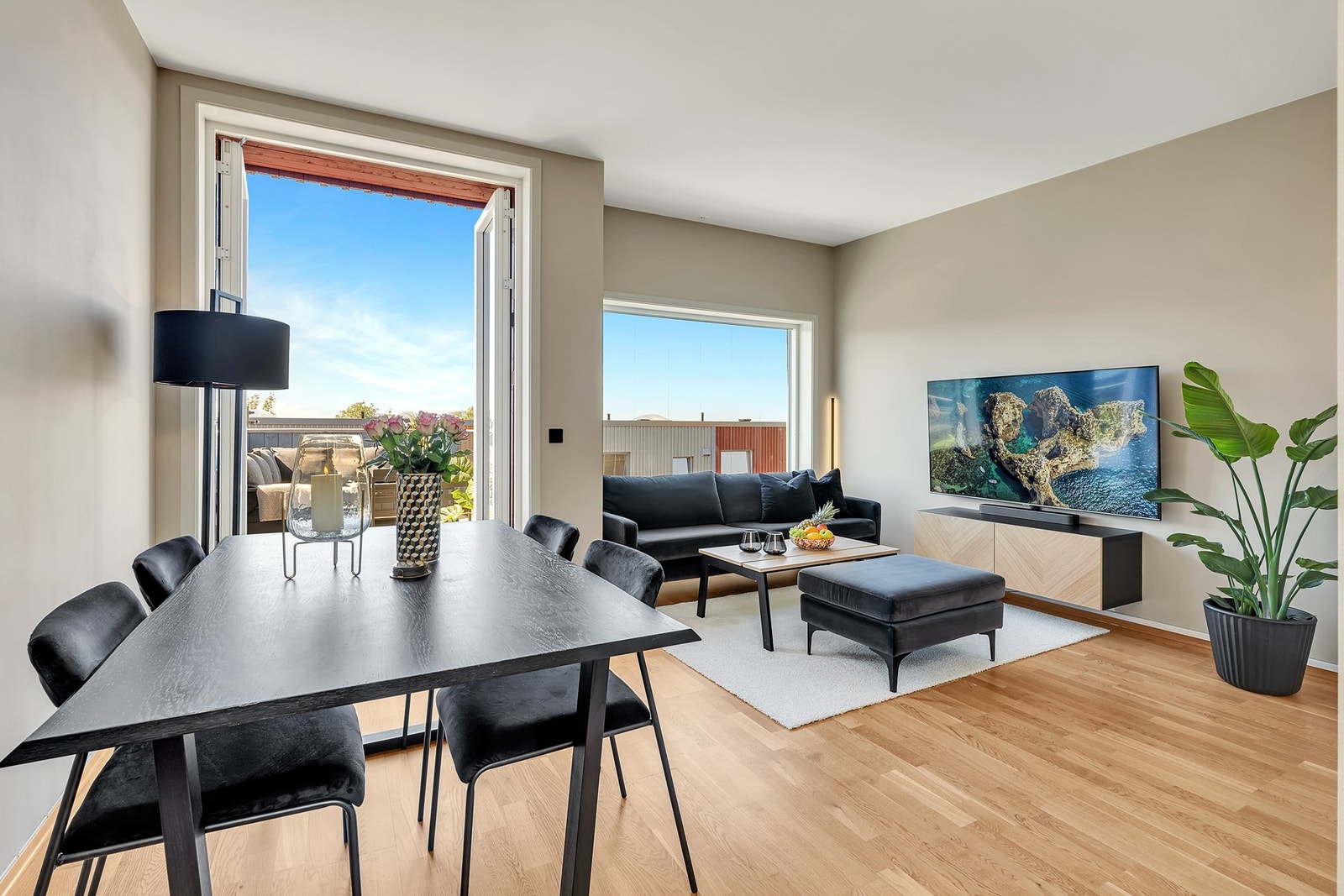 EiendomsMegler 1 v/Frank Robert Bae har gleden av å presentere en flott 2-roms toppleilighet beliggende på populære Reppetoppen. Galleribilde