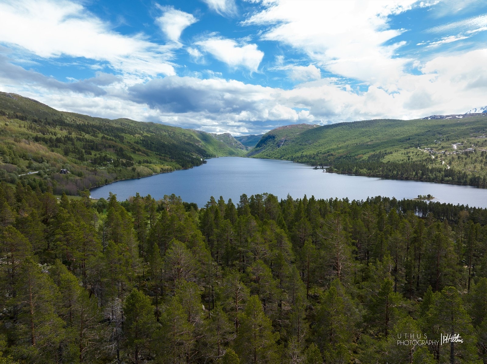Sudndalsfjorden - Hallingskarvet fjellgrend ligger opp til høyre på bildet. Galleribilde