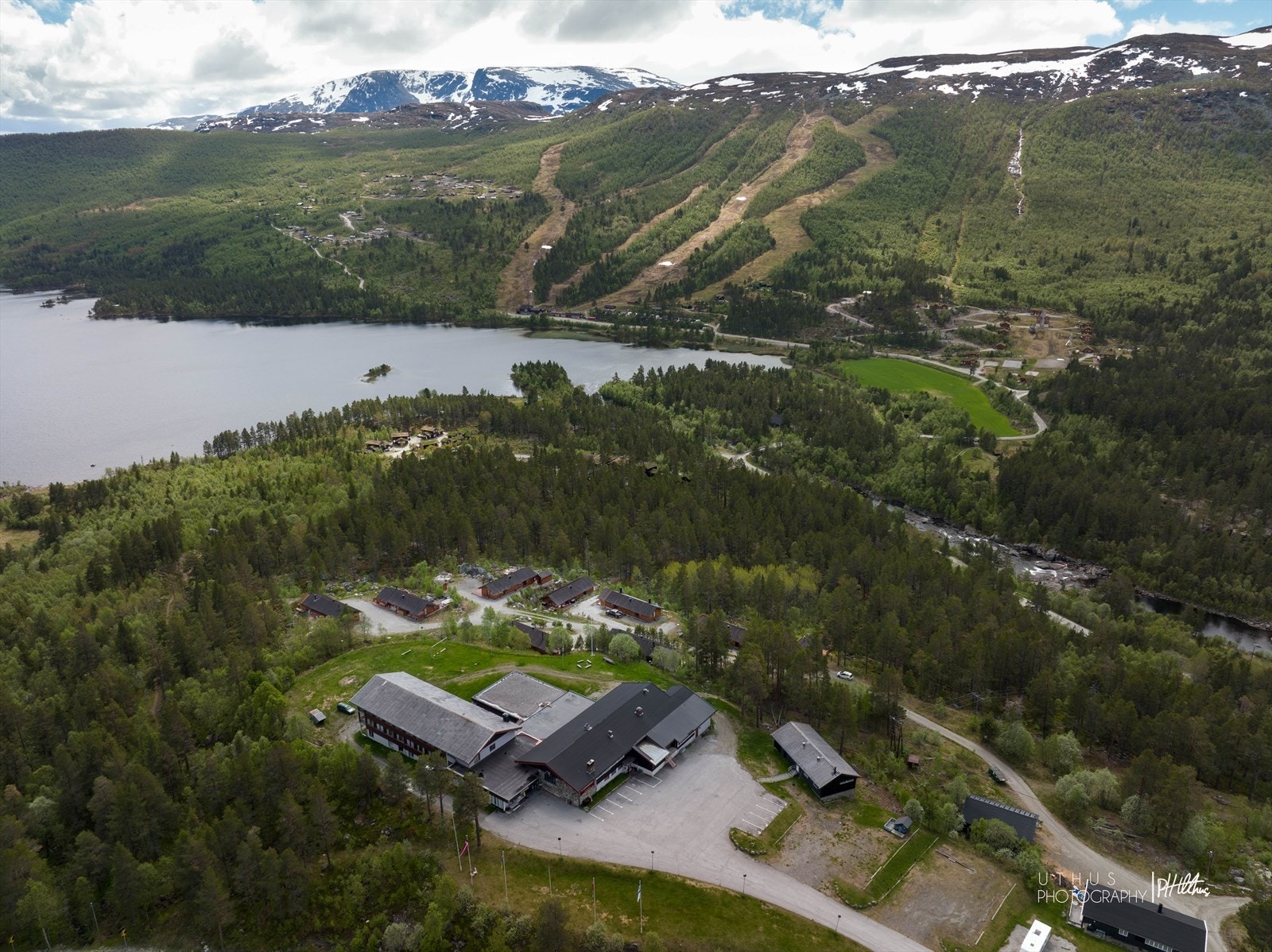 Sudndalen og alpinanlegget / Hallingskarvet fjellstue ses nedkant av bildet Galleribilde