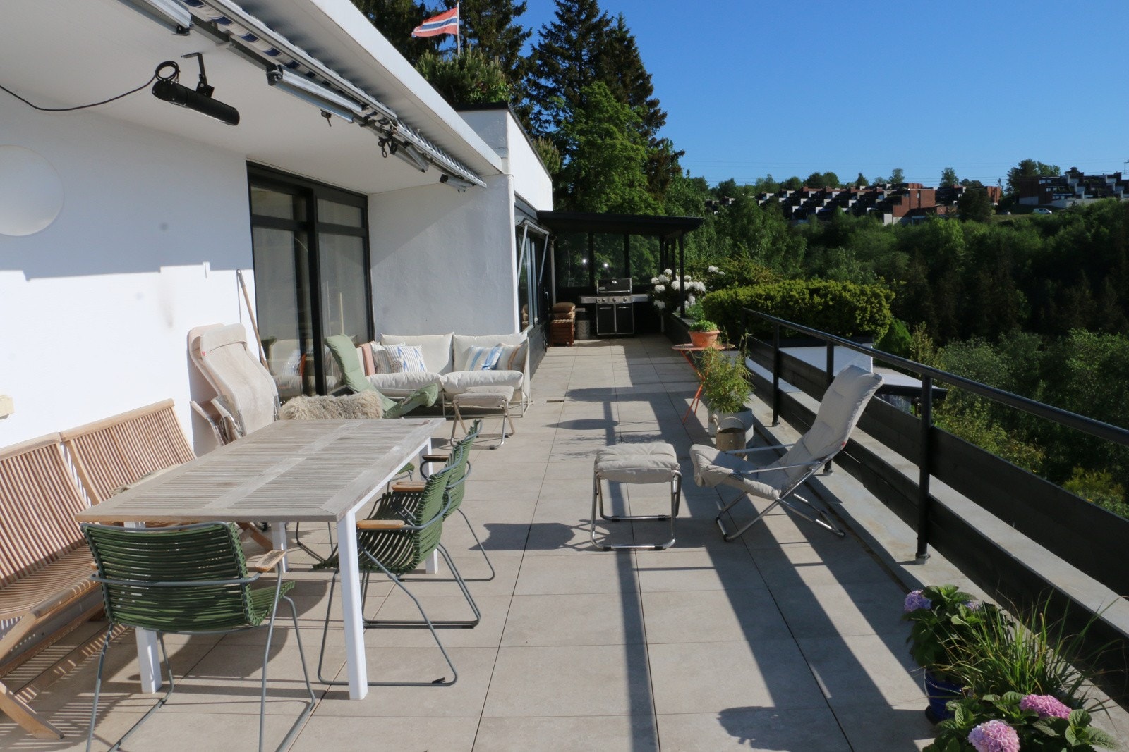 Her vil du bo høyt og fritt i byggets 6. etasje med nydelig fjordutsikt. Galleribilde