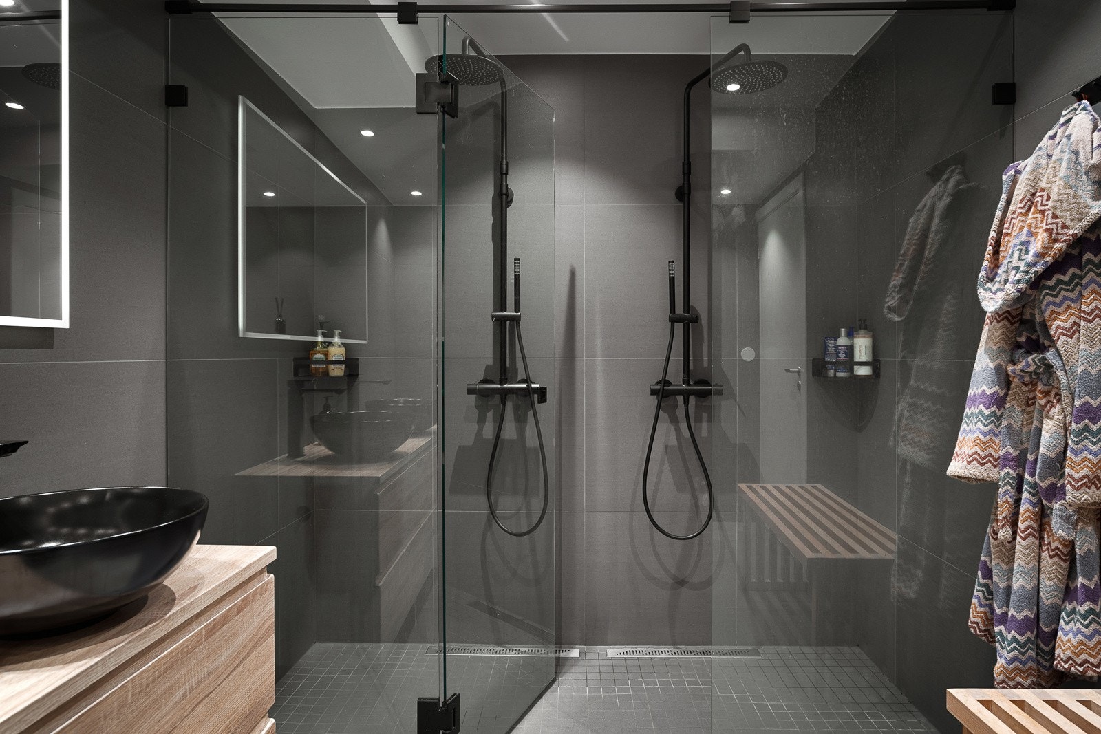 Romslig dusjsone med dobbel dusj. Galleribilde