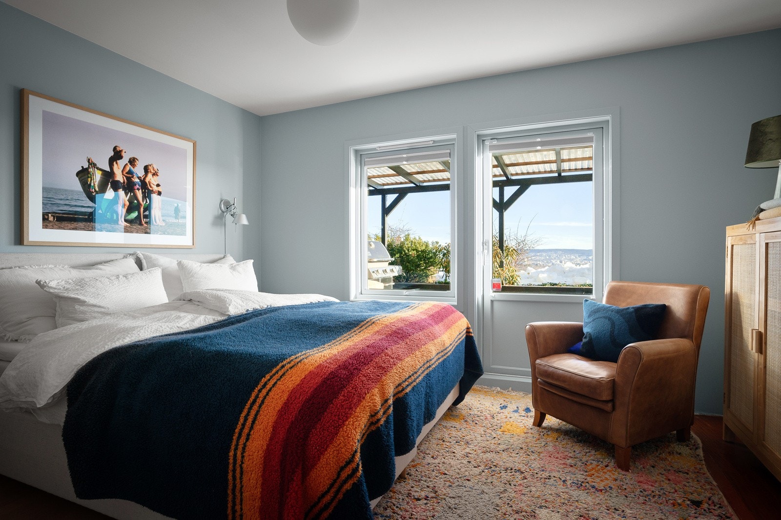 Soverom 2 er av god størrelse og ble malt opp i en delikat fargetone i 2023. Galleribilde