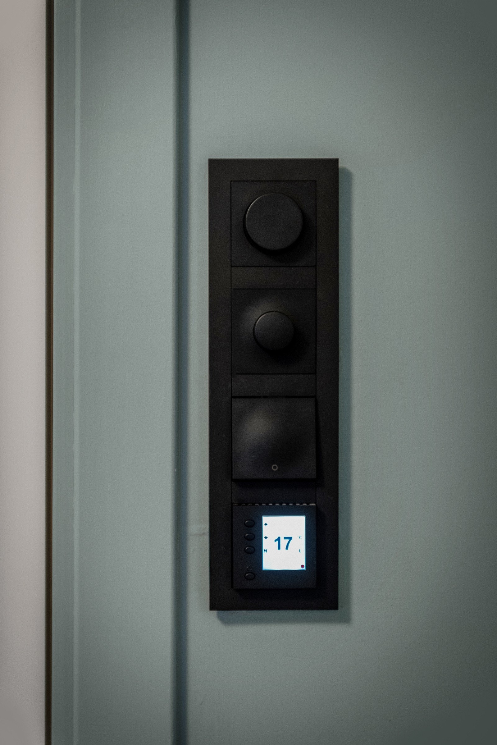 Boligen fikk nytt elektrisk anlegg 2020. Alt av støpsler og brytere i hele leiligheten var nytt i 2023, det er dimmere i alle rom. Galleribilde