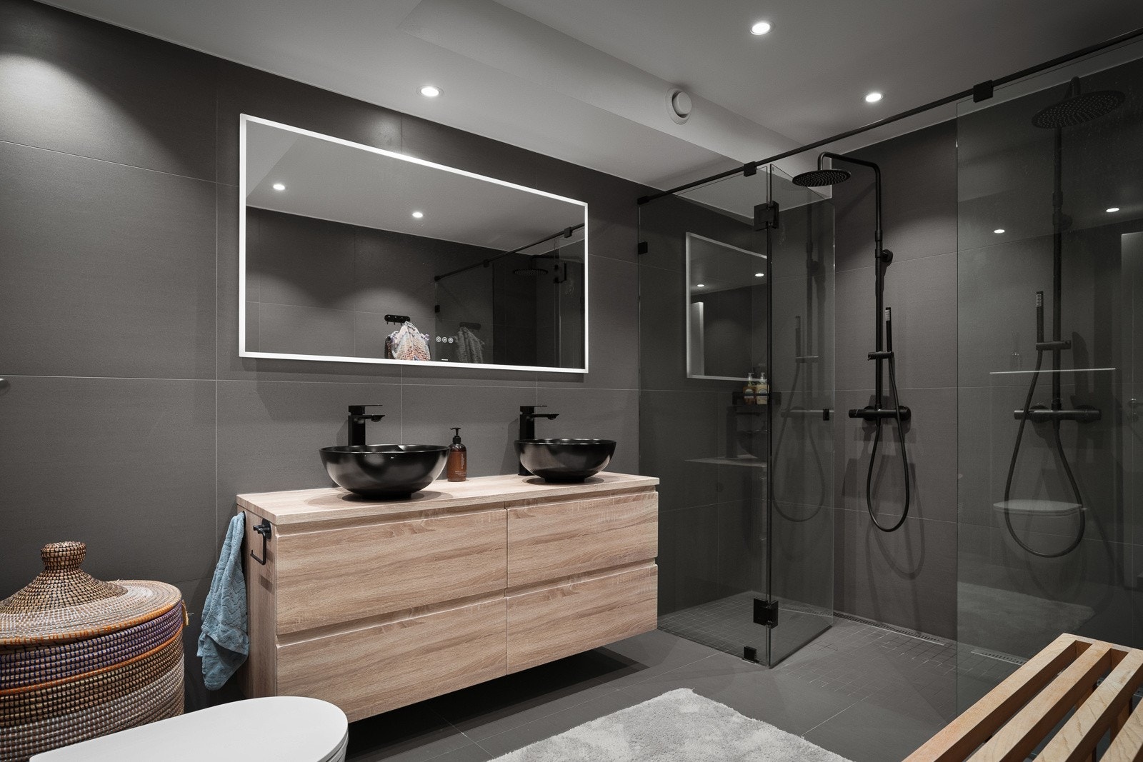 Rålekkert masterbad fra 2020 i tilknytning til hovedsoverom. Galleribilde