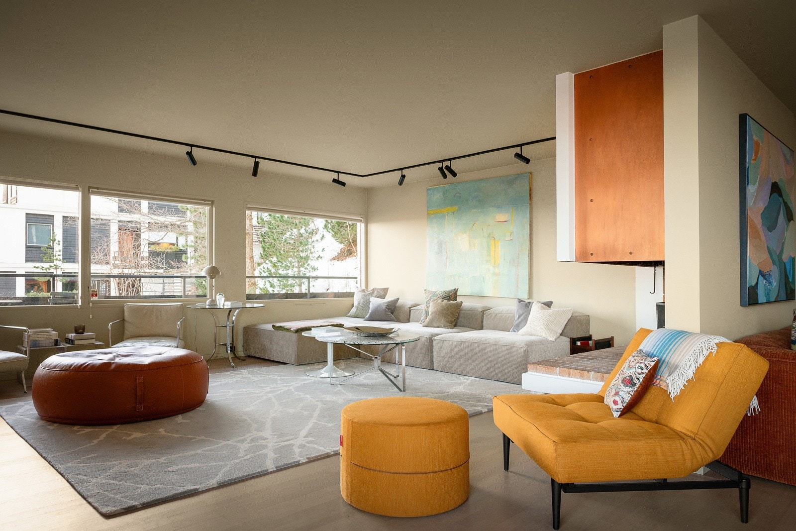 Hele leiligheten ble malt opp i delikate fargetoner i 2023, inkludert lister på dører og vinduer. Galleribilde