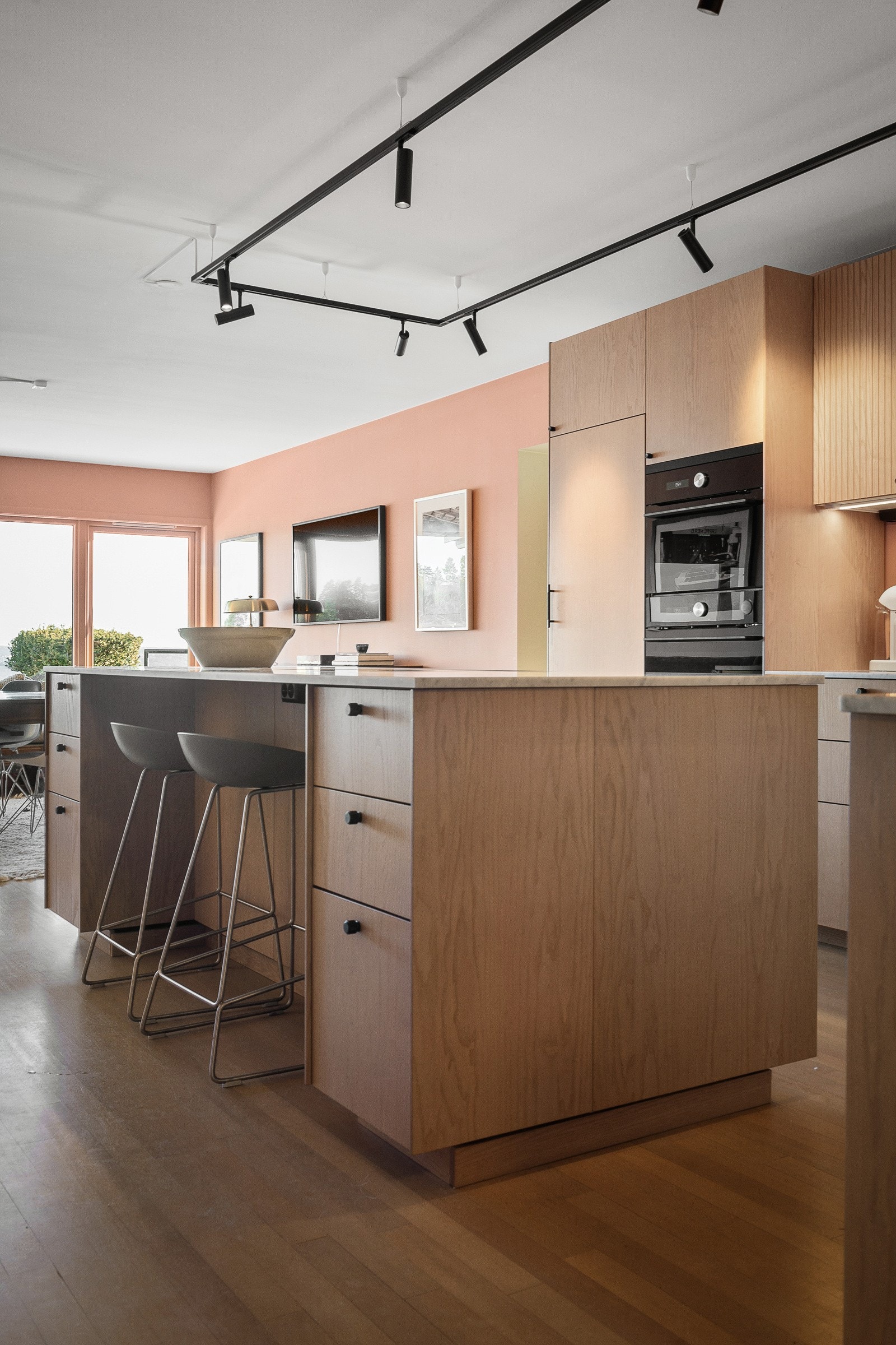 Stor kjøkkenøy og rikelig med skap- og benkeplass. Galleribilde