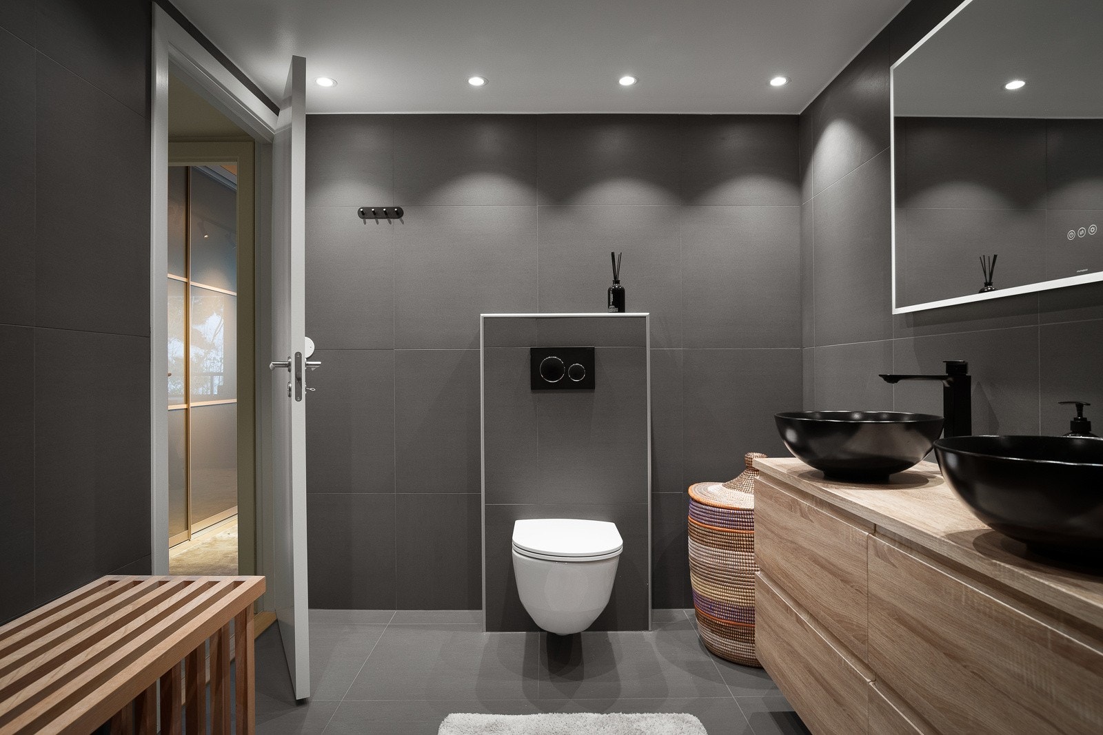 Vegghengt innredning med dobbel servant og speil med belysning. Galleribilde