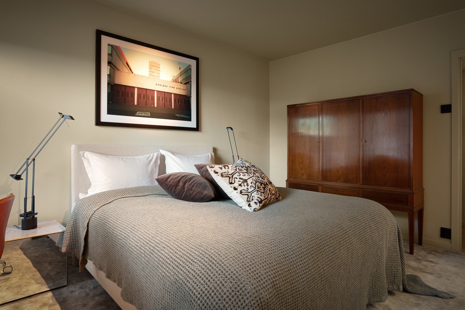 Hovedsoverommet er innredet med stor skyvedørsgarderobe. Galleribilde