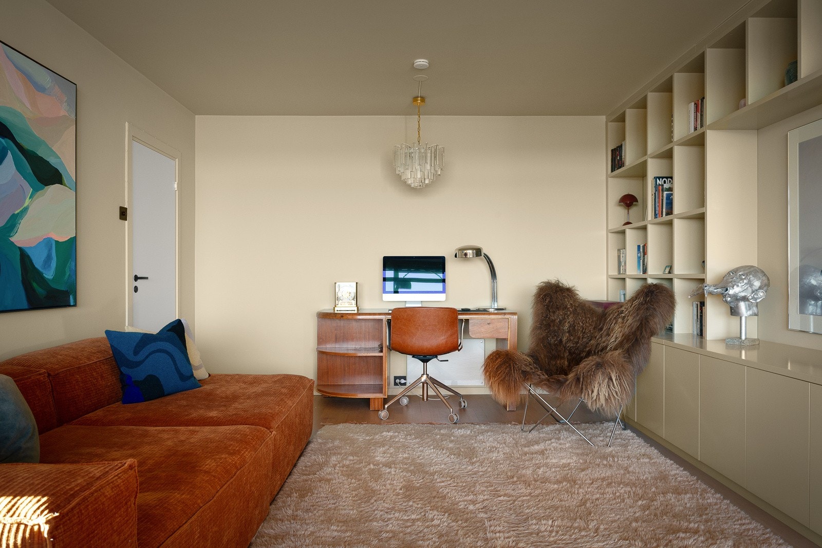 Stuen er innredet med ny plassbygd bokhylle 2023. Galleribilde