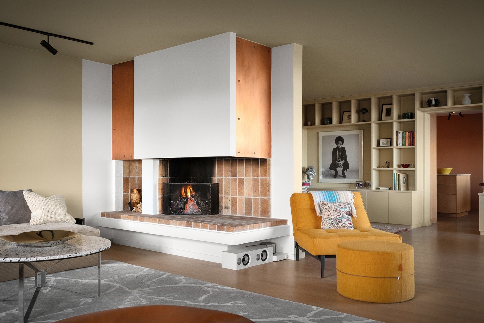 Flott peis plassert sentralt i stuen. Galleribilde