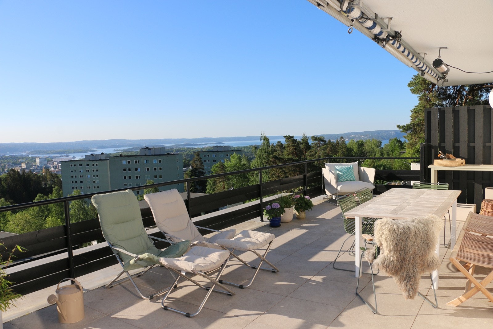 Velkommen til Øvre Ullern terrasse 78, en sjeldent romslig og flott utsiktsleilighet. Galleribilde