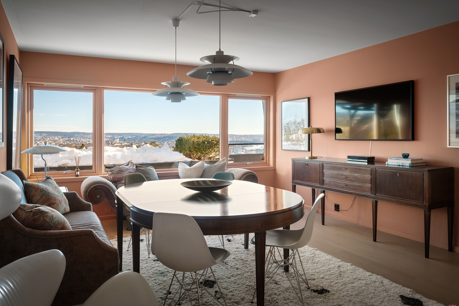 Adkomst fra stuen til romslig spisestue i åpen løsning mot kjøkken. Galleribilde