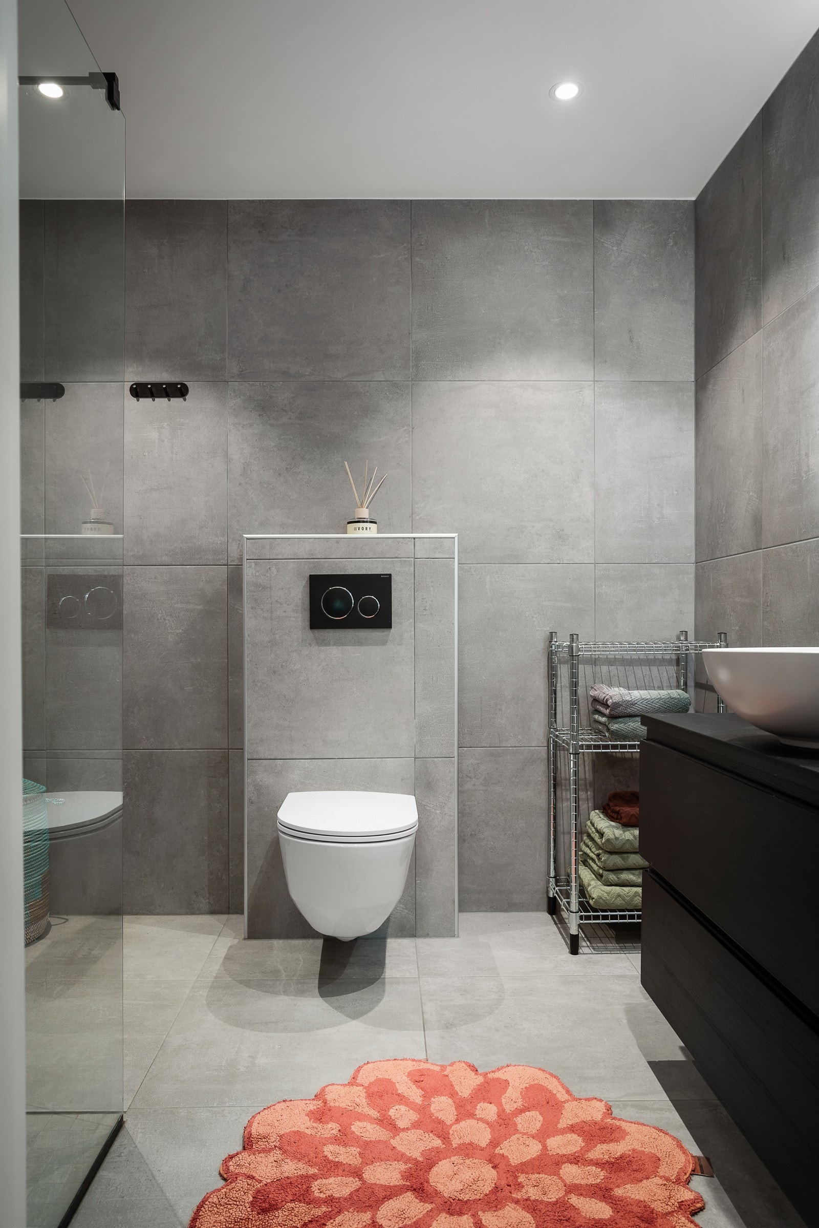 Adkomst fra gang til lekkert flislagt bad fra 2020. Galleribilde