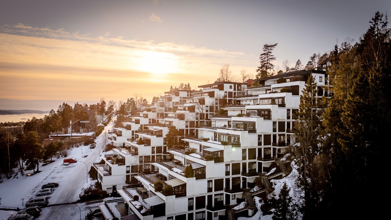 Sameiet ligger fint til på et høydedrag med pent opparbeidet fellesareal med gressplen, busker og trær. Det medfølger en garasjeplass med elbil-lader. Garasjeplassen ligger på oversiden av bygget, med adkomst fra Slalåmveien. Galleribilde