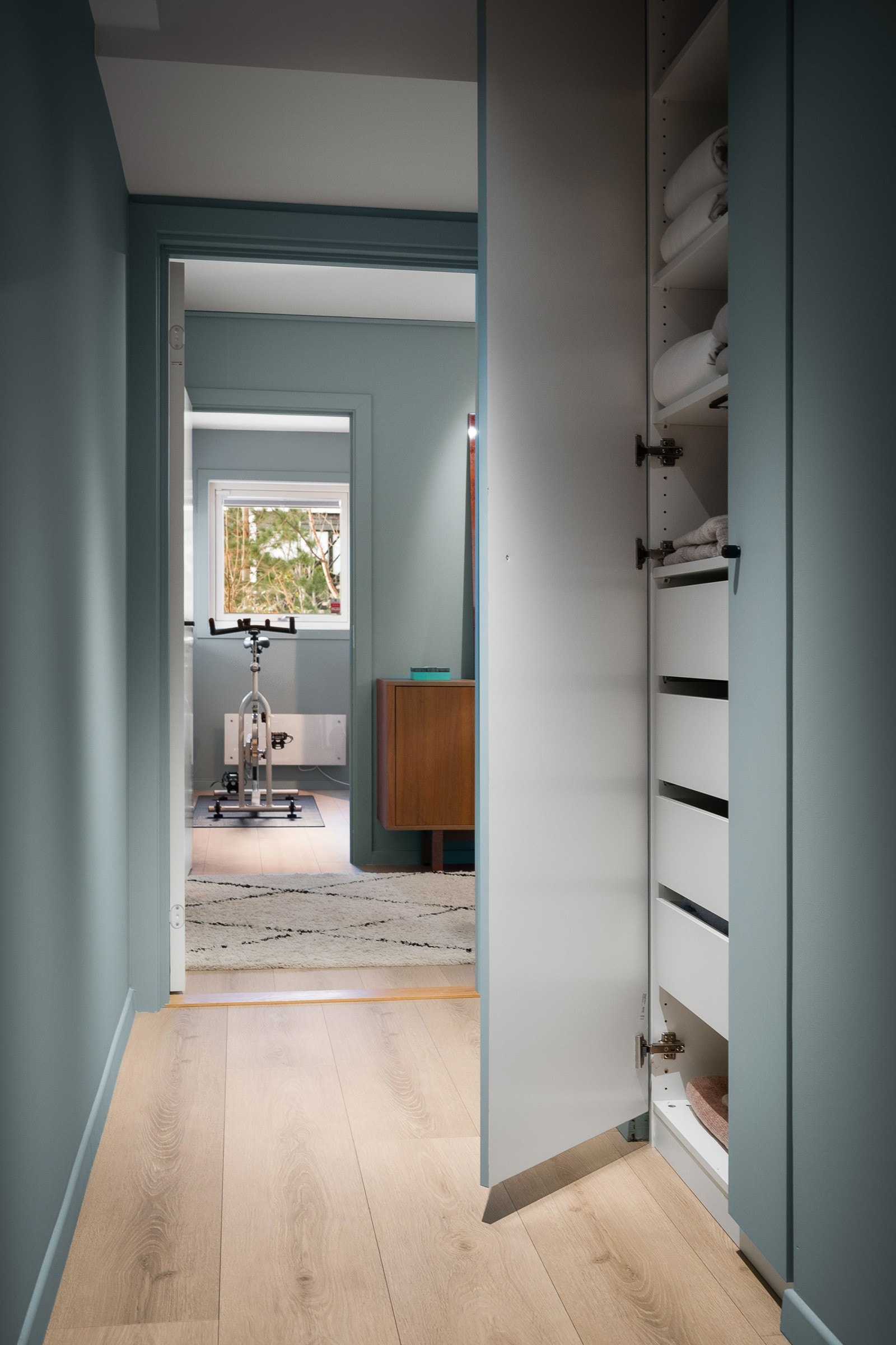 Gangen er innredet med plassbygd garderobe. Galleribilde