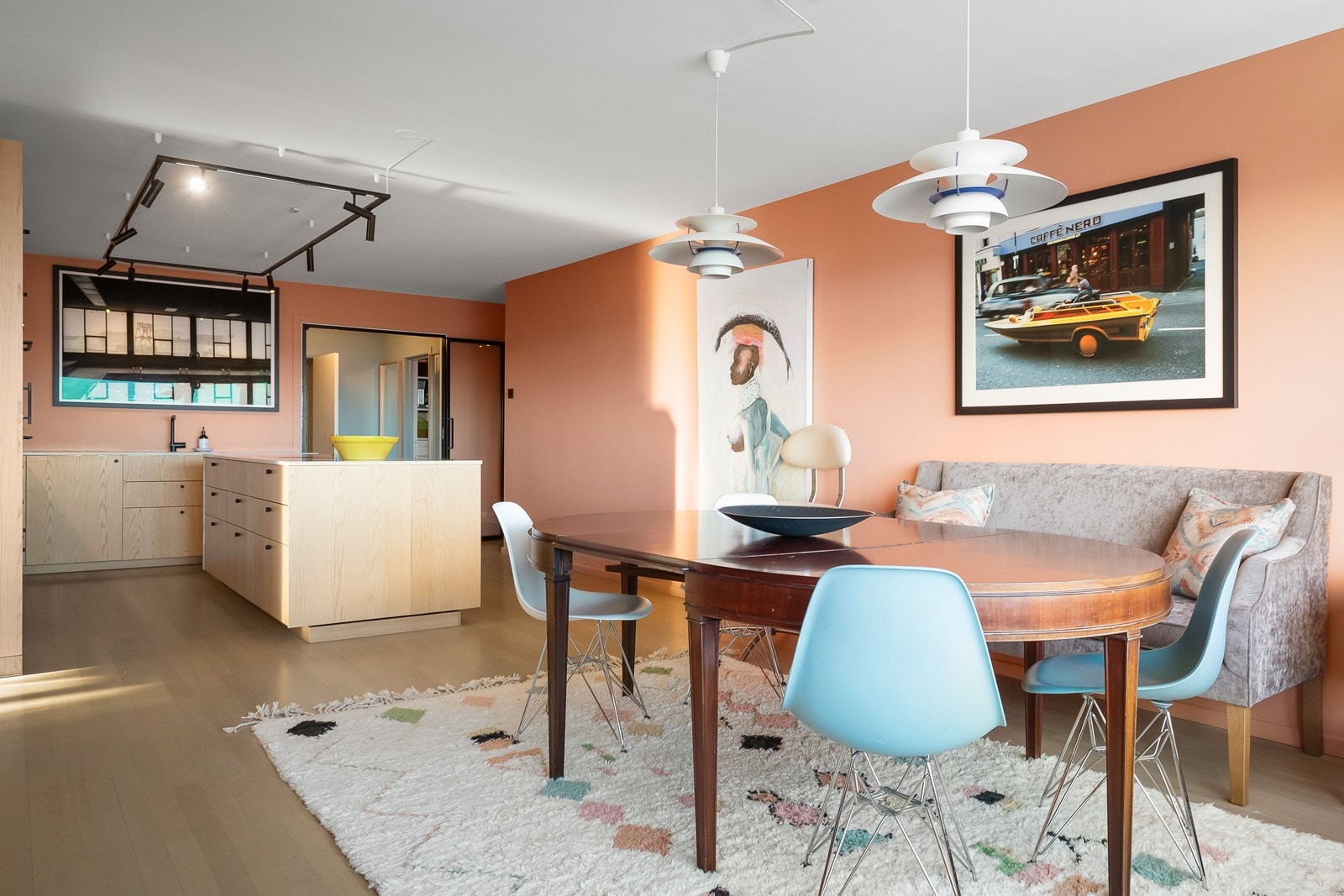 Pent kjøkken fra 2020 og videre oppgrader i 2023 med finerte fronter, benkeplate i marmor og underlimt kum. Galleribilde