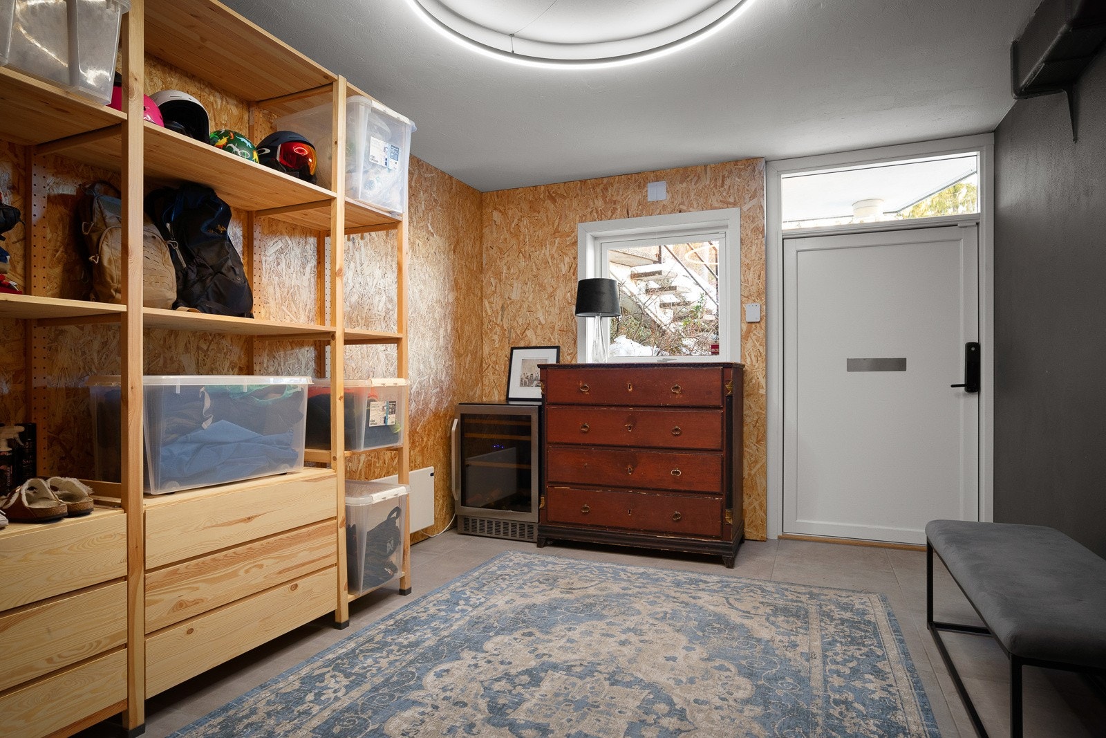 Boligens andre entré benyttes i dag som bod. Galleribilde