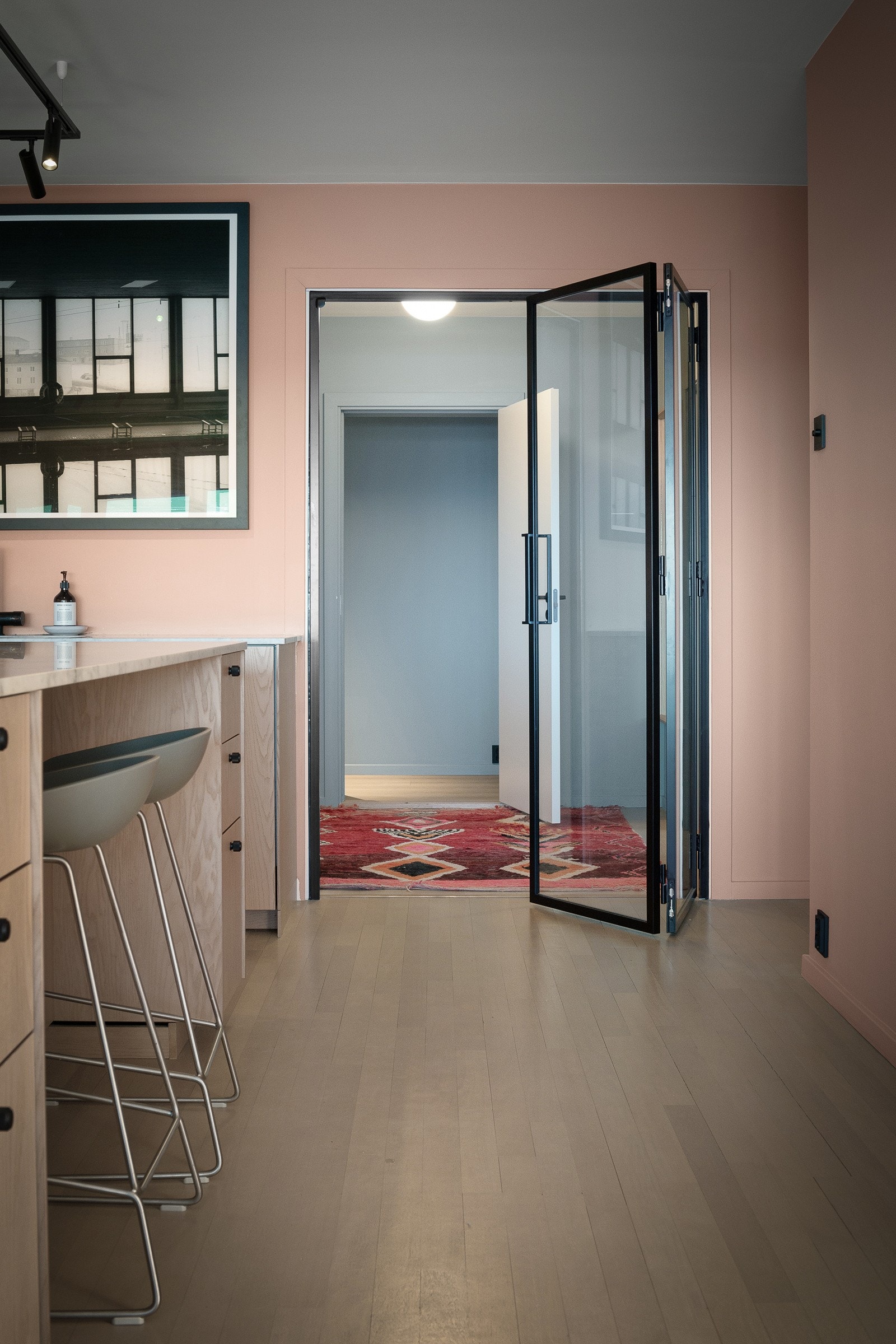 Boligen er meget innholdsrik med familievennlig planløsning. Galleribilde