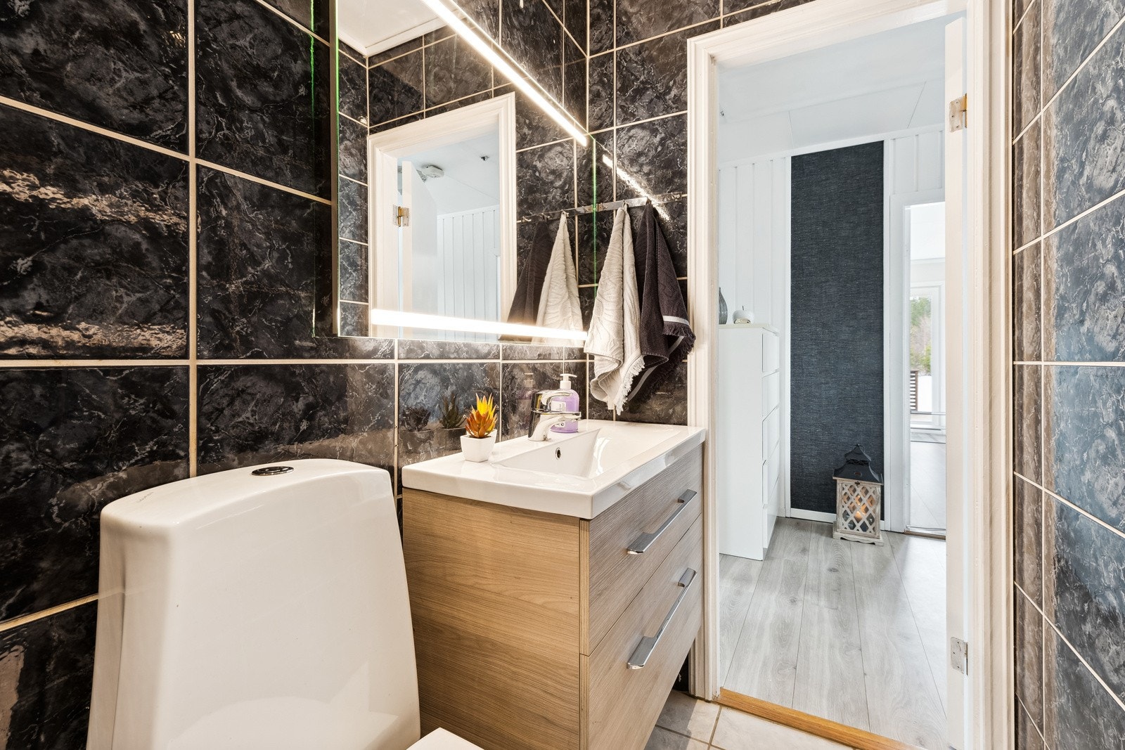 På badet er det speil med overlys. Galleribilde