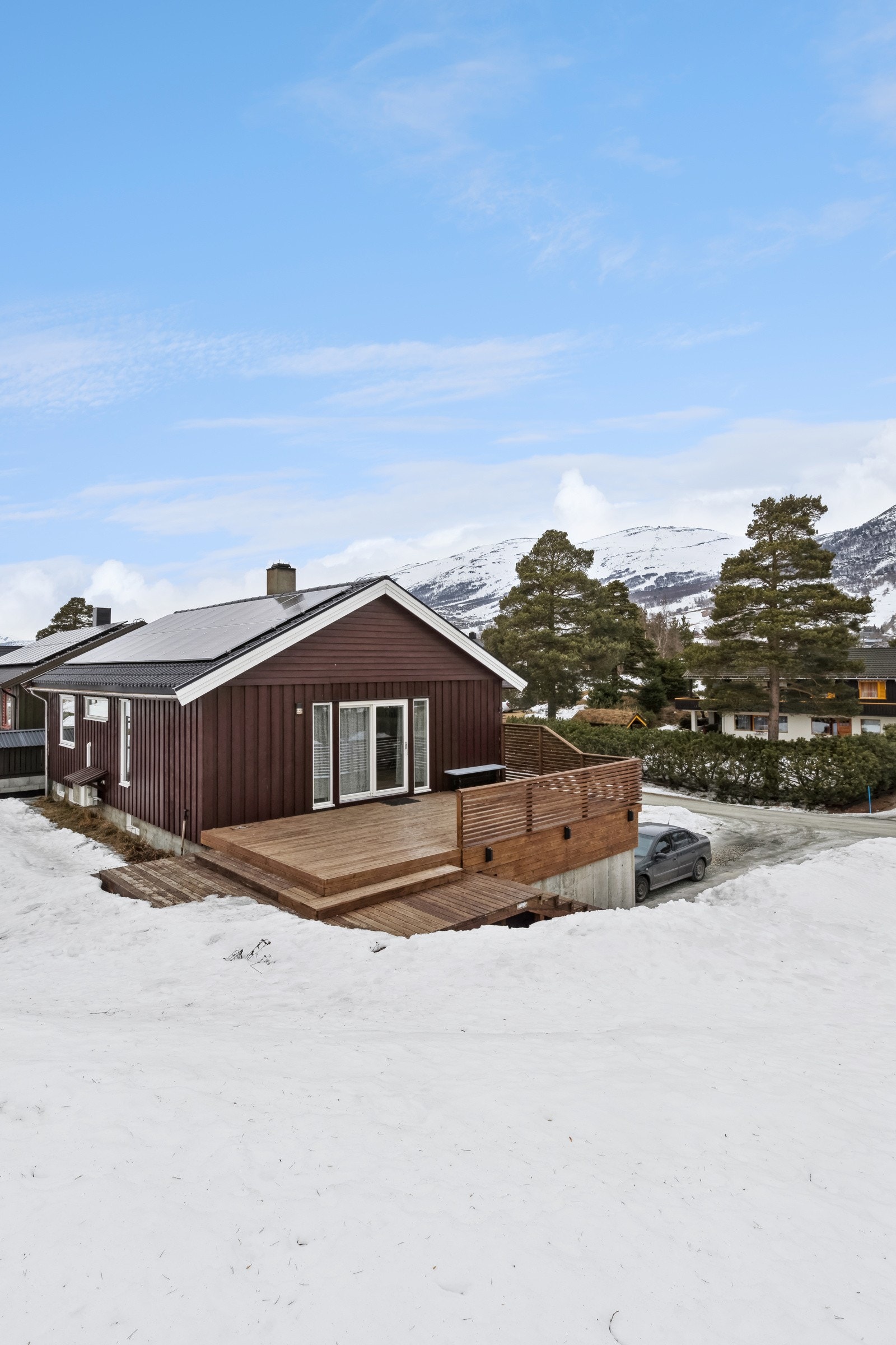 Boligen ligger sentralt til i Oppdal med søndagsåpen butikk ca. 1 km unna boligen. Galleribilde