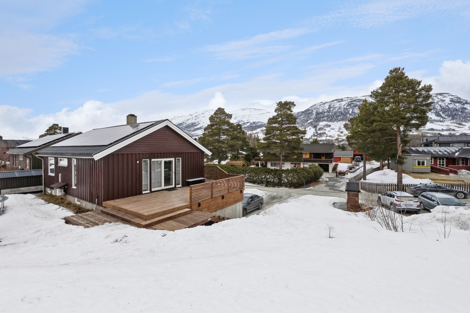 Boligen ligger sentralt, men samtidig tilbaketrukket til på en romslig tomt med flott uteområde. Galleribilde