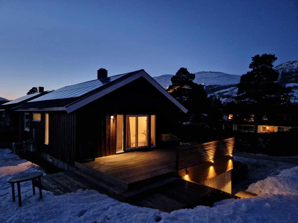 Kveldsfoto tatt av selger. Galleribilde