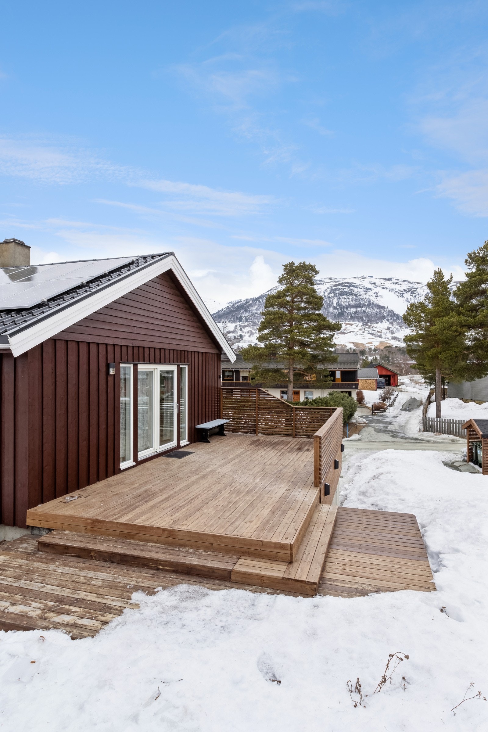 Flott terrasse på 27 kvm. med gode solforhold. Boligen ble malt utvendig i 2019/20. Galleribilde