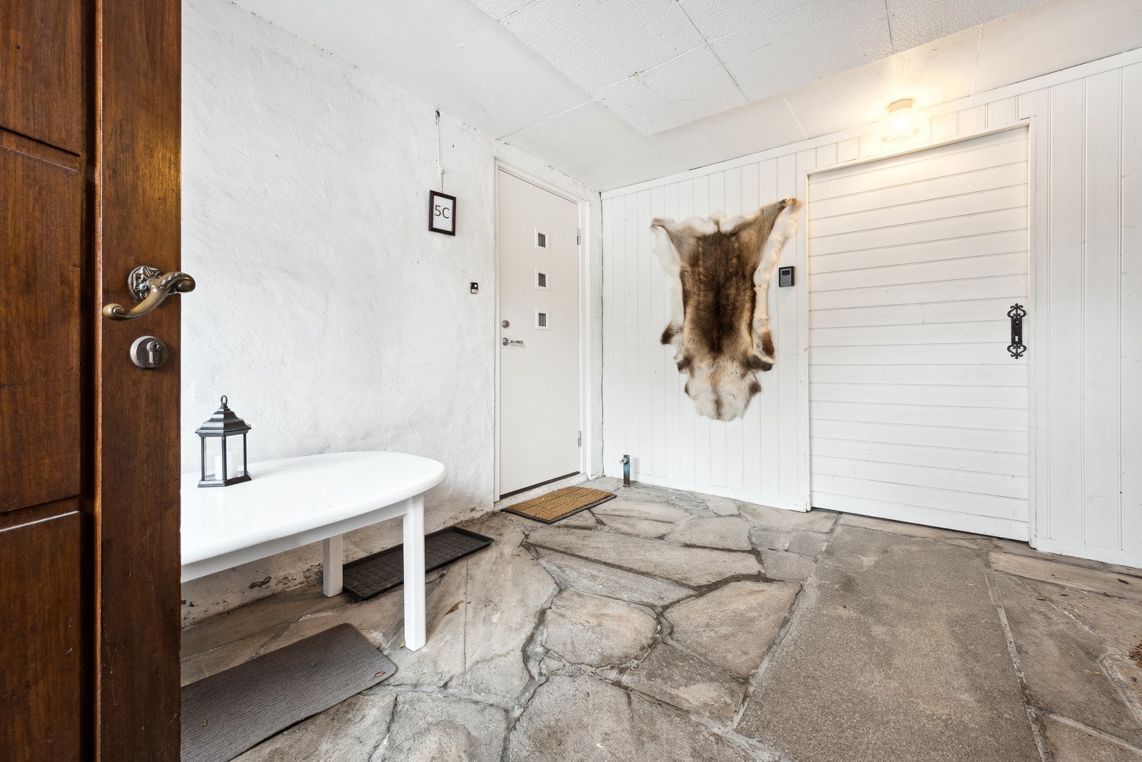 Felles overbygd inngangsparti for boligen og nabo med gode oppbevaringsmuligheter. Galleribilde